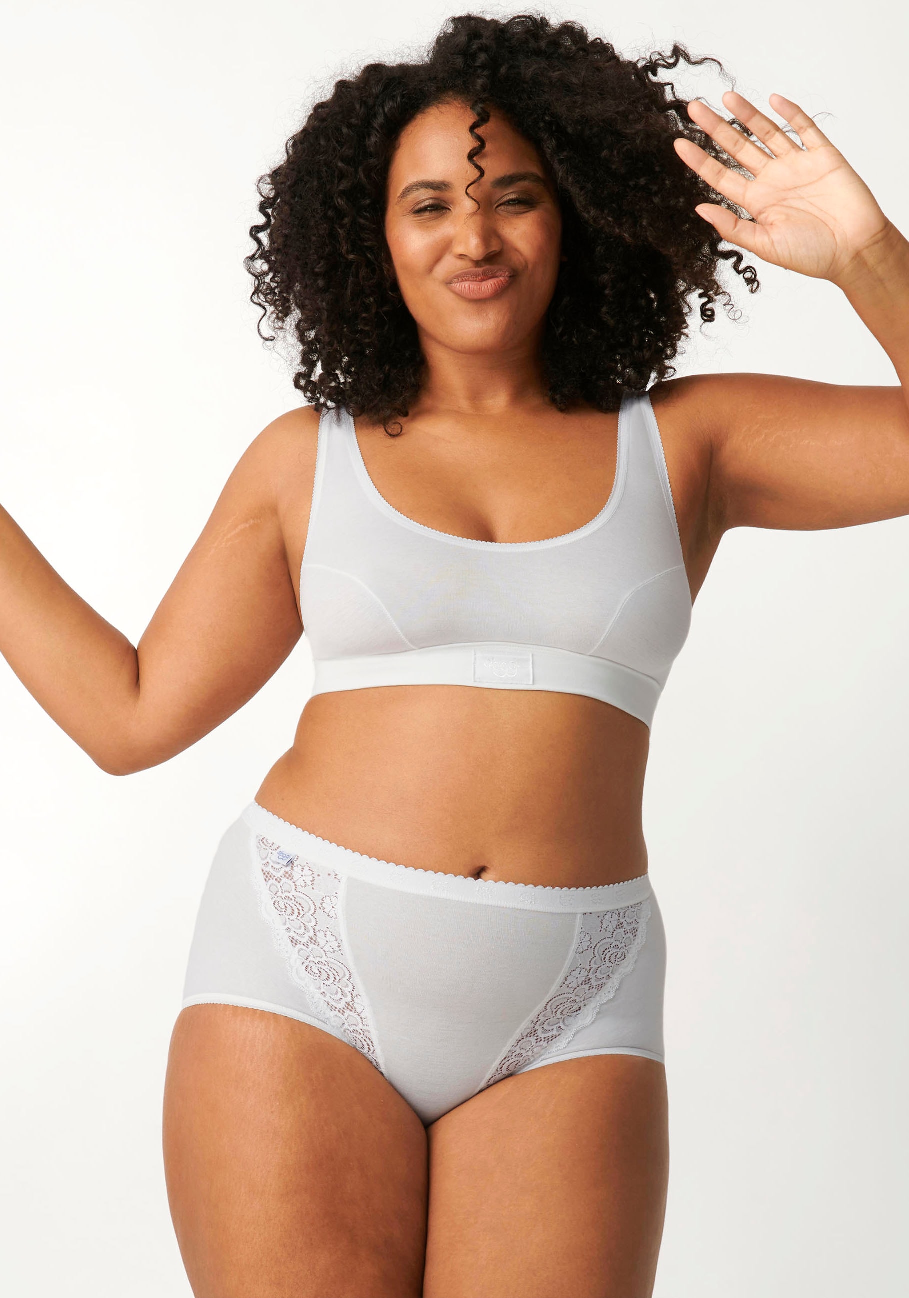 sloggi Slip »Chic Maxi 4P«, (4er Pack), mit elastischen Spitzeneinsätzen