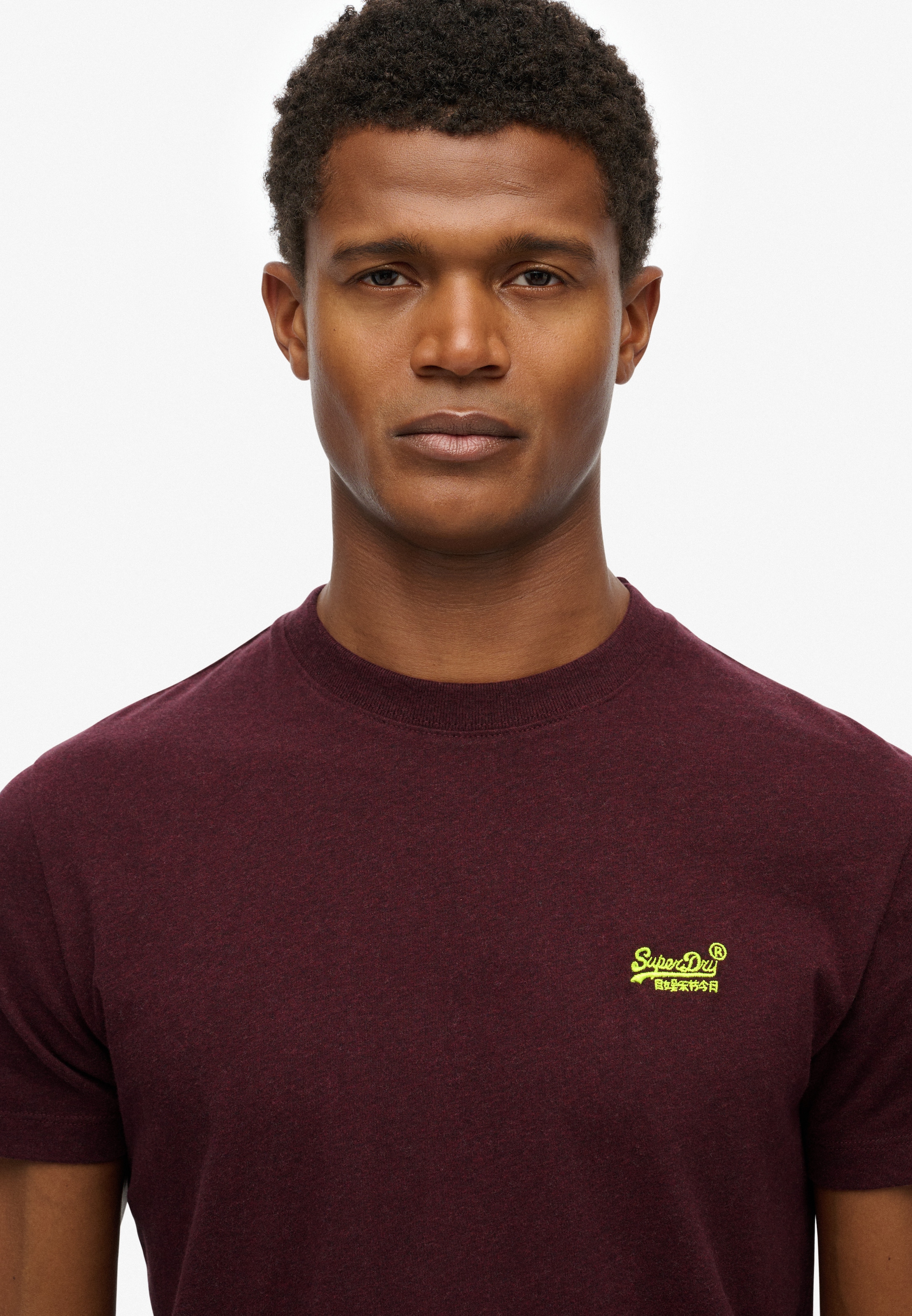 Superdry Rundhalsshirt »ESSENTIAL LOGO EMB TEE« aus Baumwolle und Single Jersey, Slim Fit, Kurzarm, hüftlang