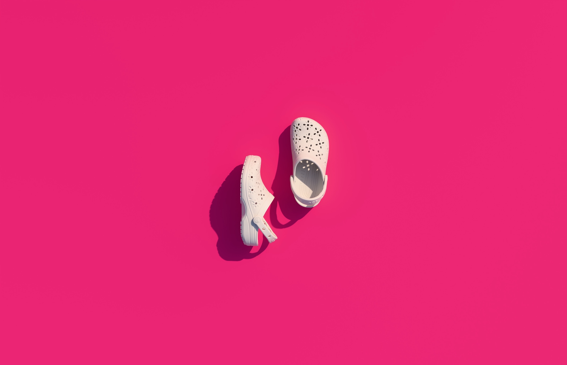 Crocs Clog »Classic Floral Cut Out Clog«, Sandale, Sommerschuh, Loafer mit Lüftungsöffnungen in Blütenstruktur