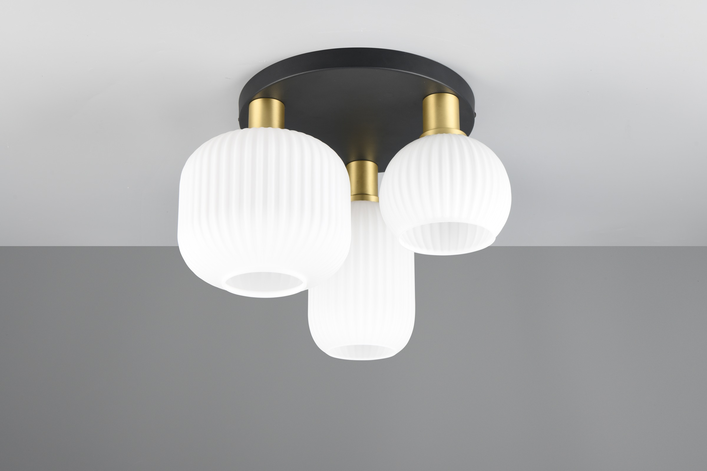 TRIO Leuchten Deckenleuchte »DIVA, E27 Deckenlampe 3-flammig mit Glasschirm, exkl 3xE27 max 10W«, 3 flammig, Leuchtmittel E27 | Leuchtmittel wechselbar, Deckenlampe Ø 39cm, Glasschirme in 3 Formen, Lampe Wohnzimmer Küche