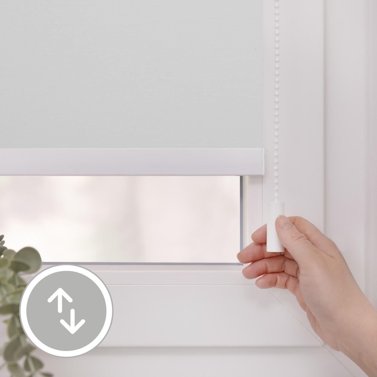 LICHTBLICK ORIGINAL Rollo »Klemmfix, ohne Bohren«, verdunkelnd, Blendschutz-Sichtschutz-Verdunkelung, mit Bohren/ohne Bohren, freihängend, Steuerbar mit Bluetooth-App, integrierter Elektromotor und Akku