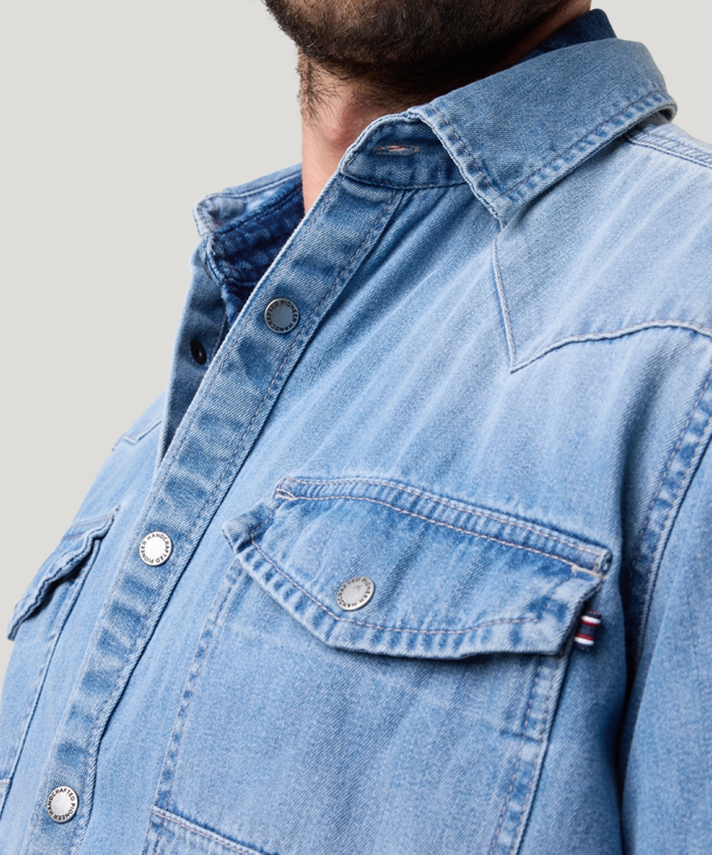 Pioneer Authentic Jeans Jeanshemd, mit Brusttaschen, in blauer Waschung