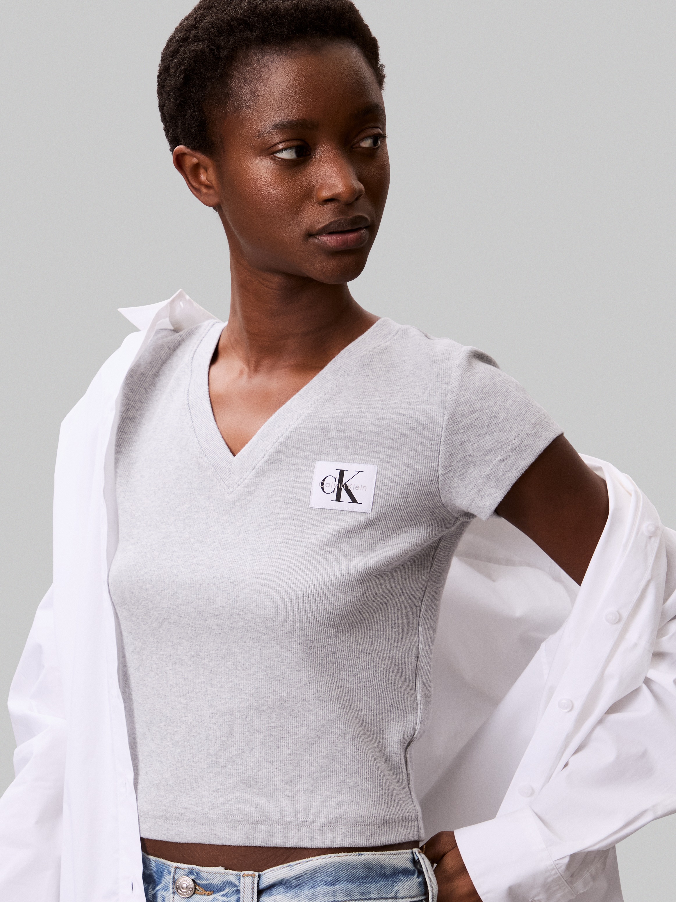 Calvin Klein Jeans T-Shirt "A- SS WOVEN LABEL RIB VNECK TEE", mit gewebtem günstig online kaufen