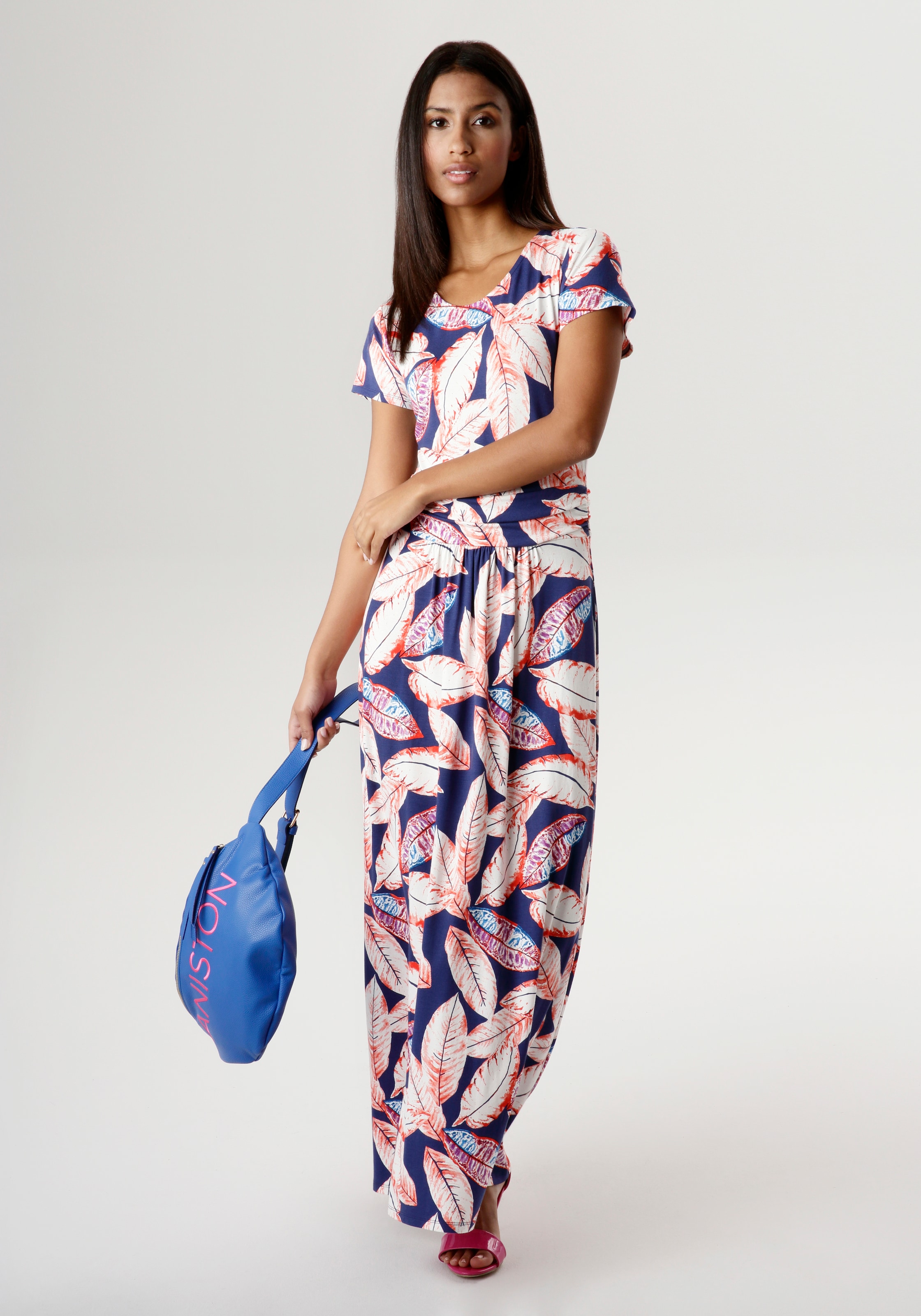 geraffter und NEUE Sommerkleid, bestellen BAUR SELECTED großem | mit Blätterdruck Aniston - Taille online KOLLEKTION