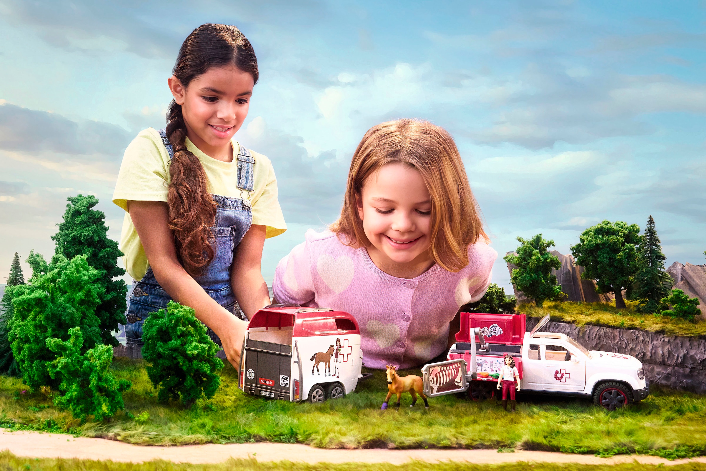 Schleich® Spielzeug-Auto »HORSE CLUB, Mobile Tierärztin mit Anhänger (42704)«, Made in Europe