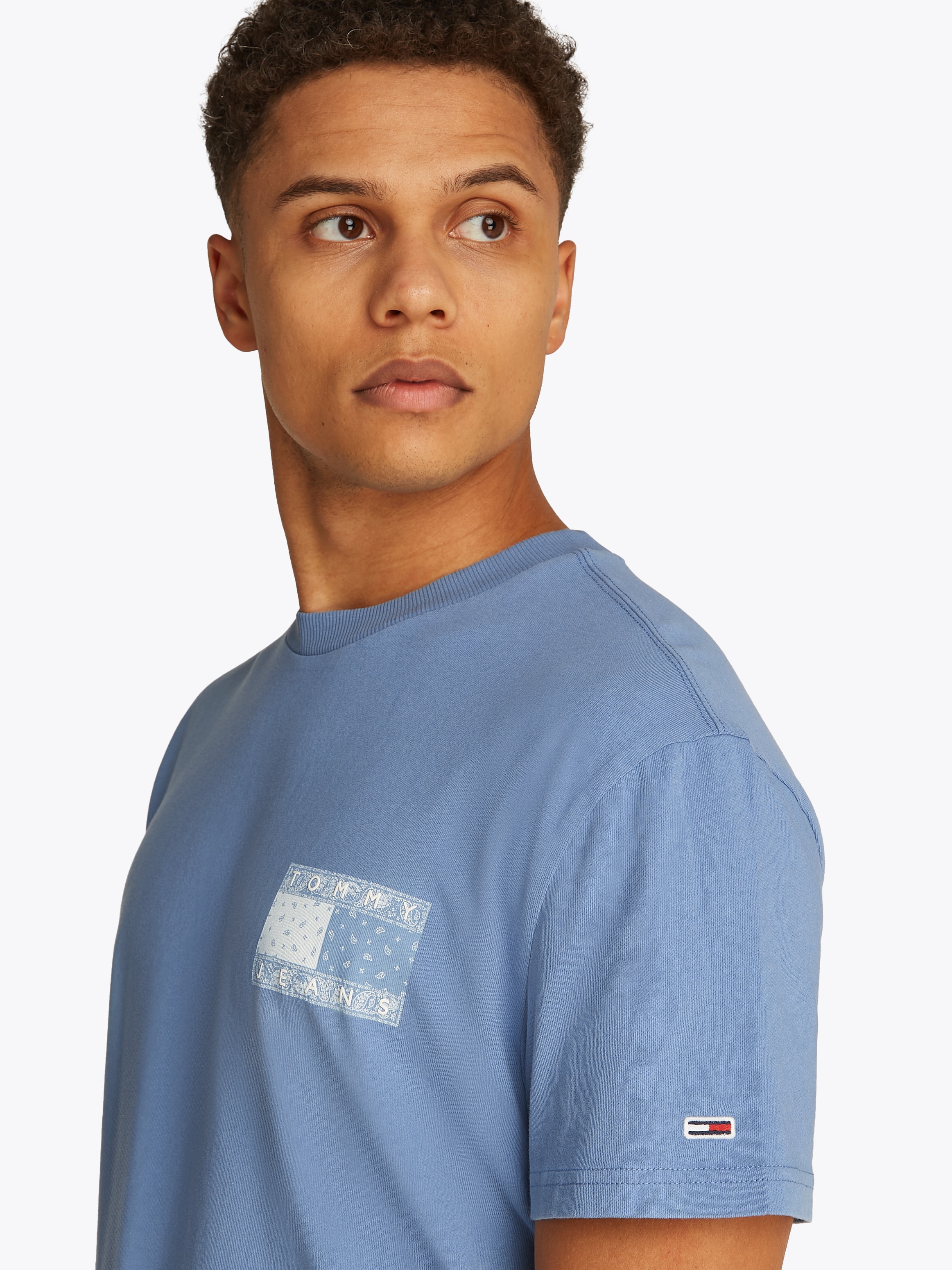 Tommy Jeans Kurzarmshirt »TJM REG PAISLEY FLAG TEE EXT«, Mit Rundhalsausschnitt