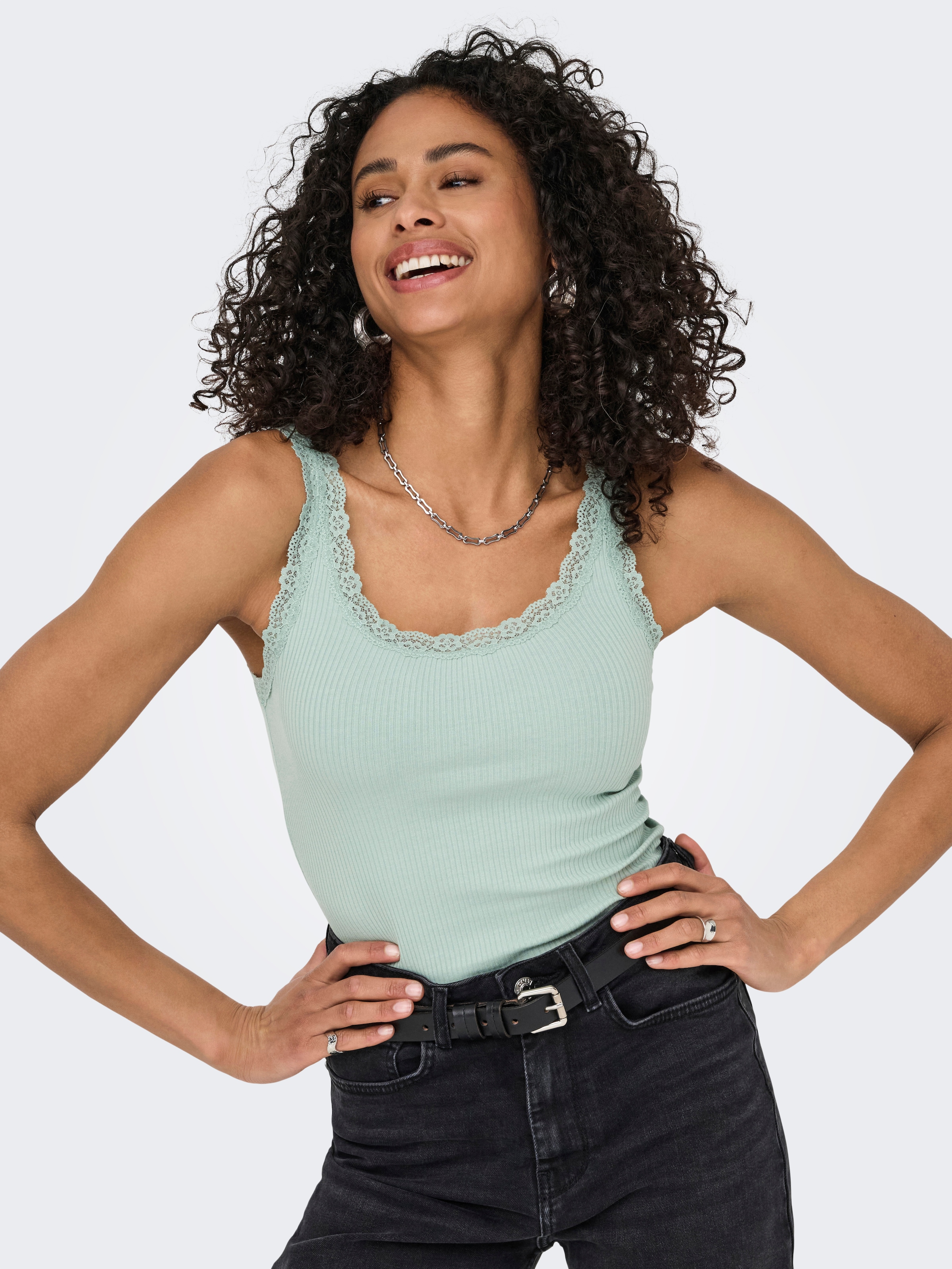 ONLY Tanktop »ONLSARA – Tanktop mit Spitzendetail am Ausschnitt« Baumwollmischung, regular fit