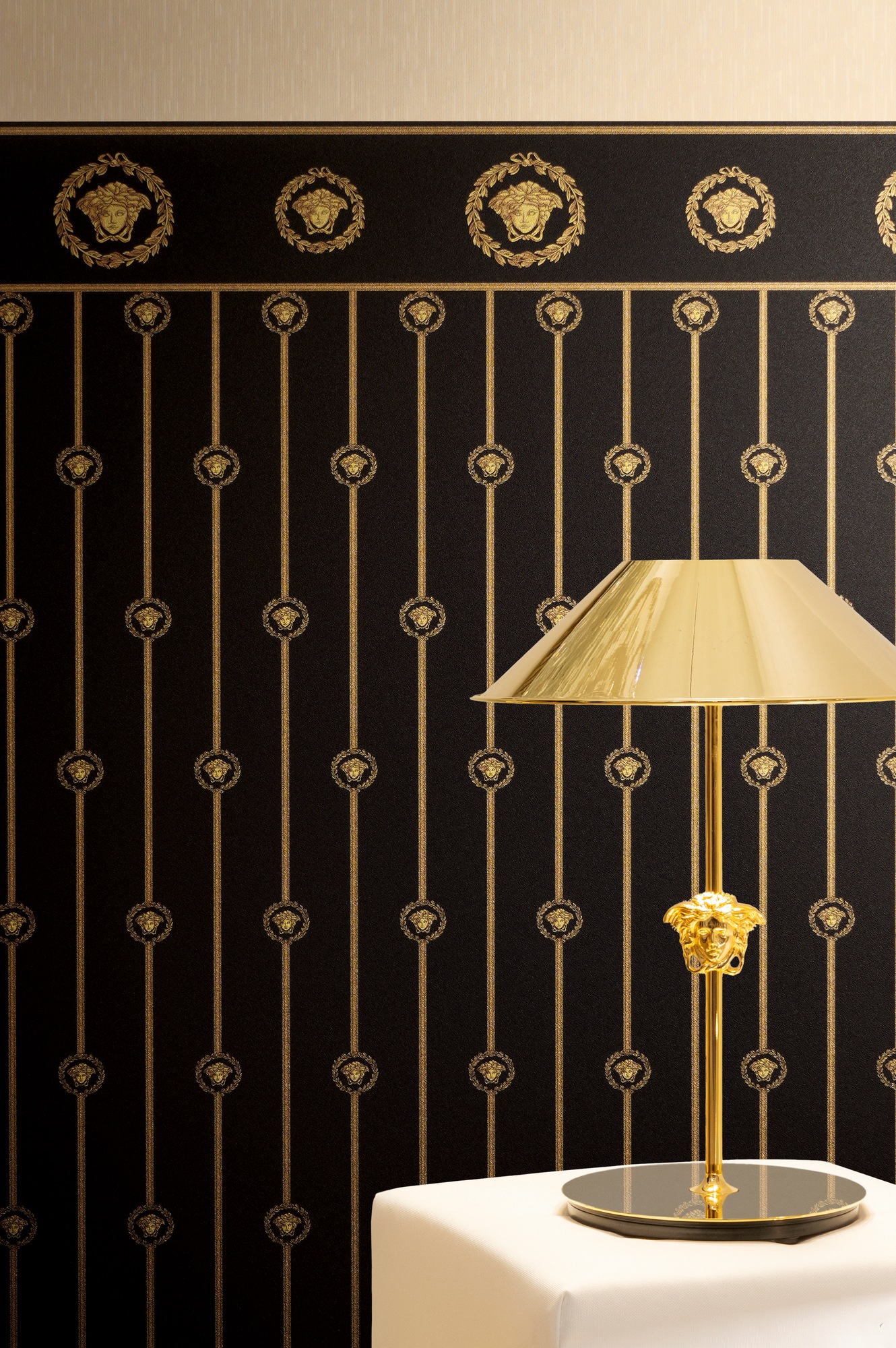 Versace Vliestapete »Versace 6 I Love Baroque –« 3D-Optik | Barock | Motiv geprägt Edle Bordüre mit ikonischem Medaillonmotiv & glänzender Struktur