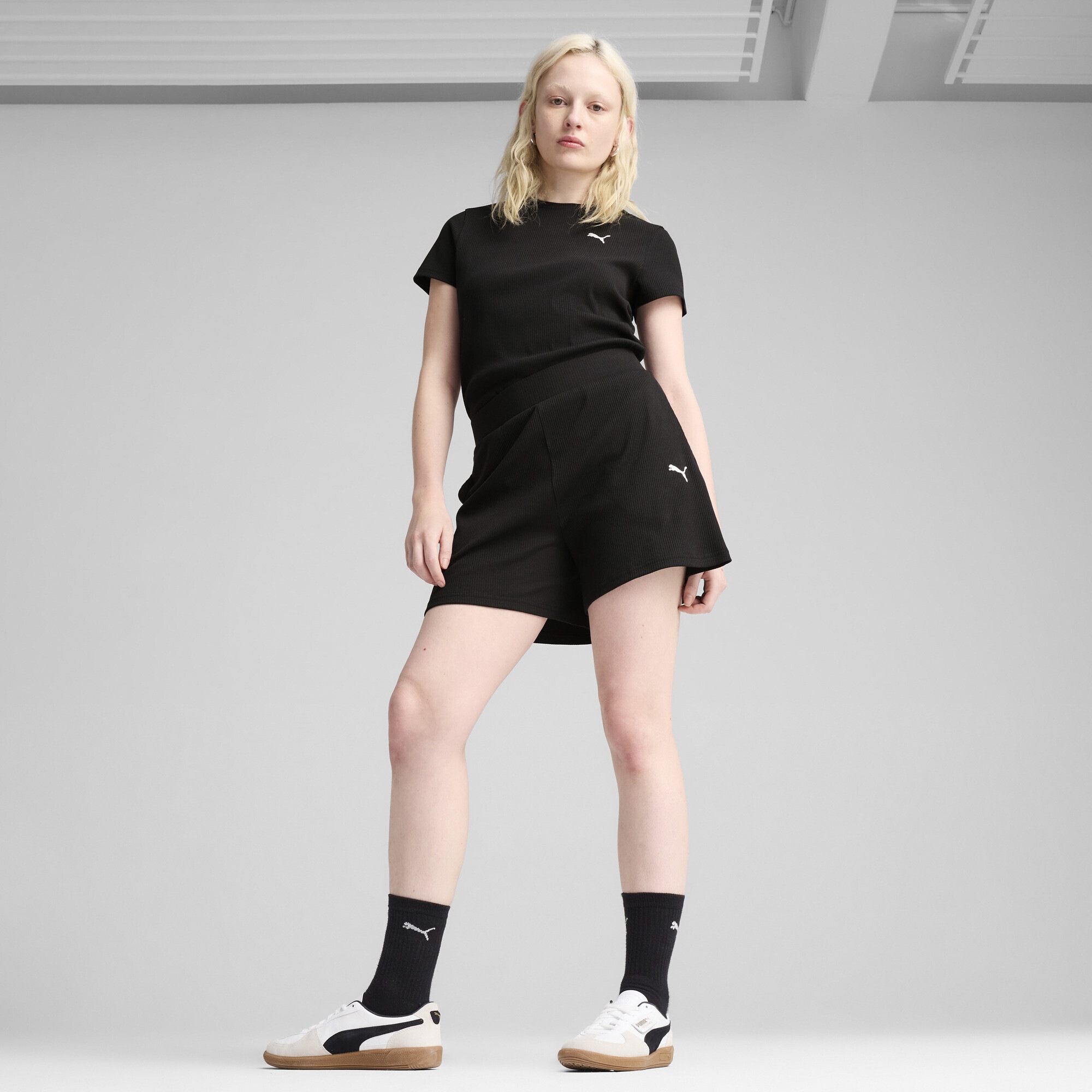 PUMA Sporthose »ESS ELEVATED Gerippte 5" Shorts mit hohem Bund Damen«