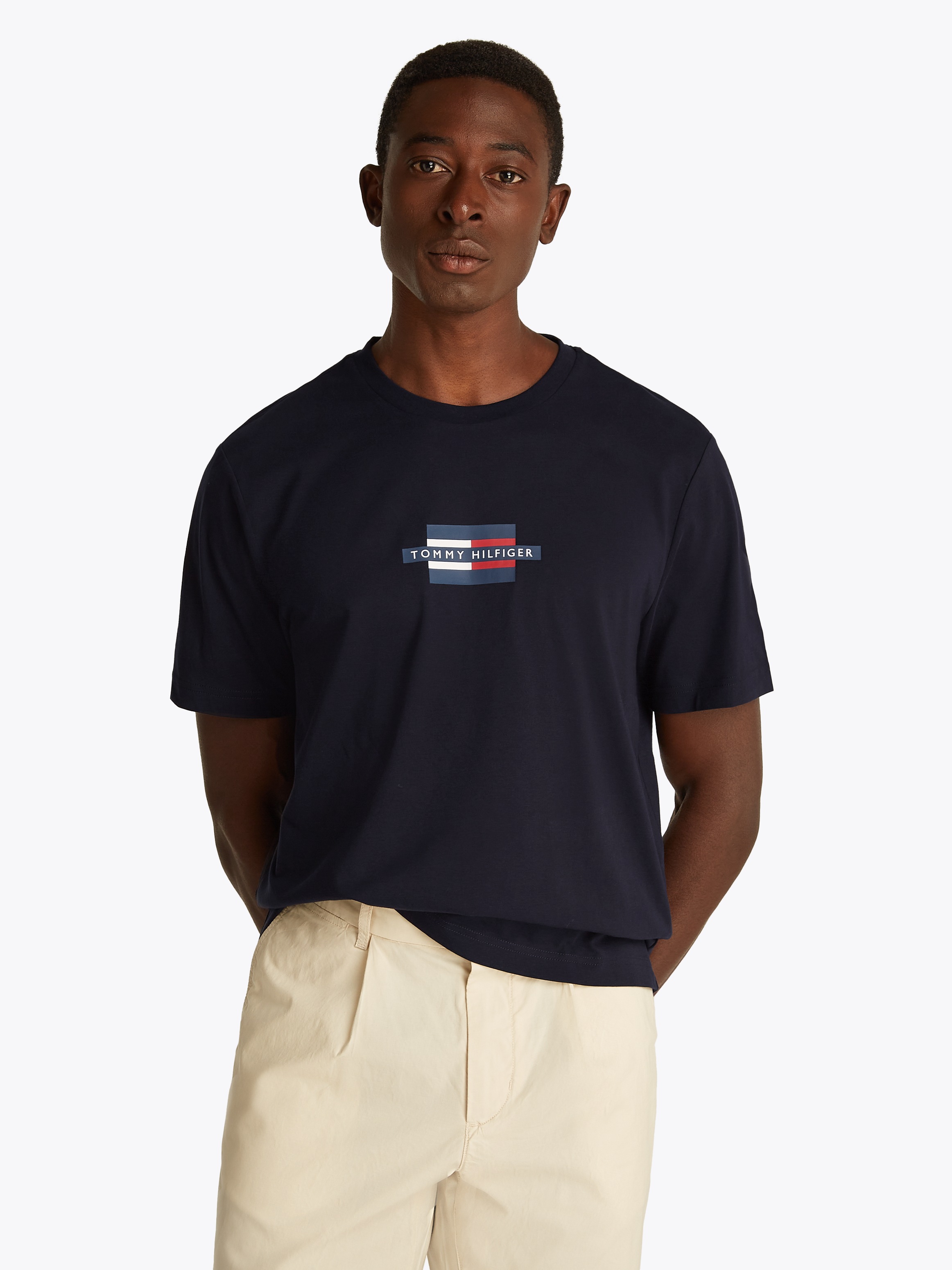 Tommy Hilfiger Kurzarmshirt "FLAG BOX TEE", Mit Rundhalsausschnitt günstig online kaufen