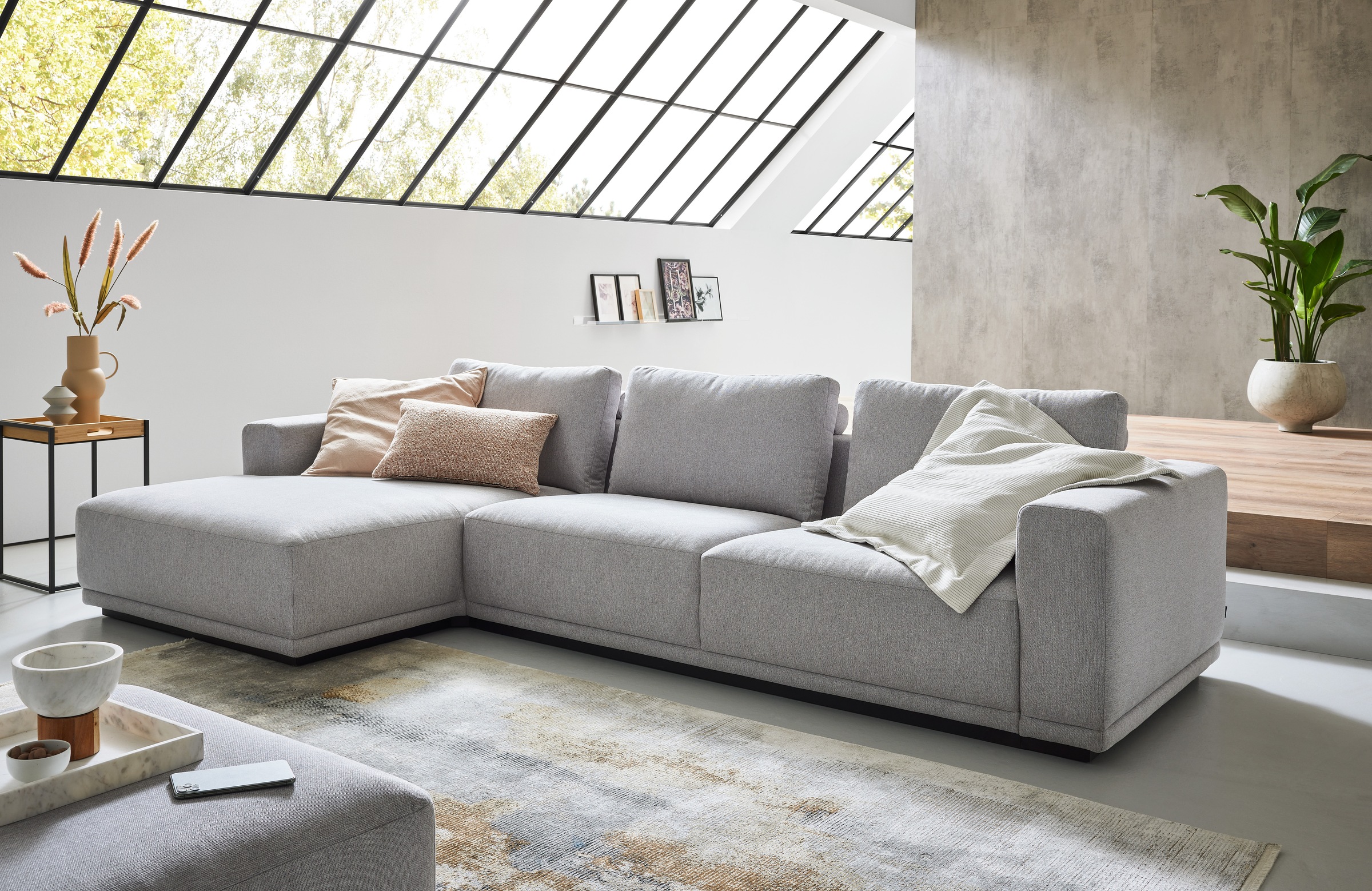 Musterring Ecksofa "JustB PM200, Holzrahmen in schwarz, wahlw. Sitzvorzug, Breite 316cm" Anreihsofa rechts & Longchair links, mit elektrischem Sitzvorzug