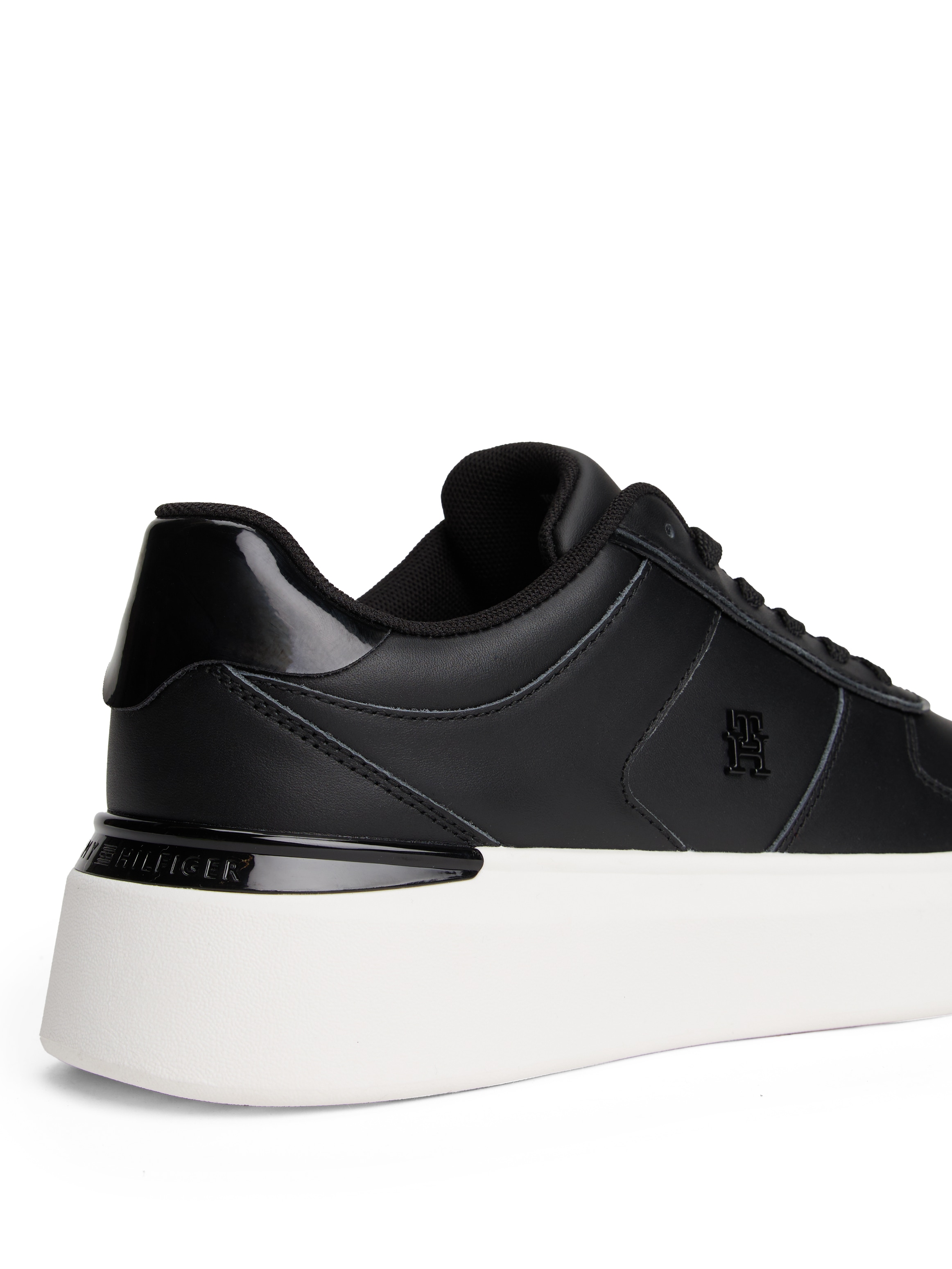 Tommy Hilfiger Plateausneaker »PATENT PLATFORM SNEAKER«, Freizeitschuh, Halbschuh, Schnürschuh mit Ziernähten