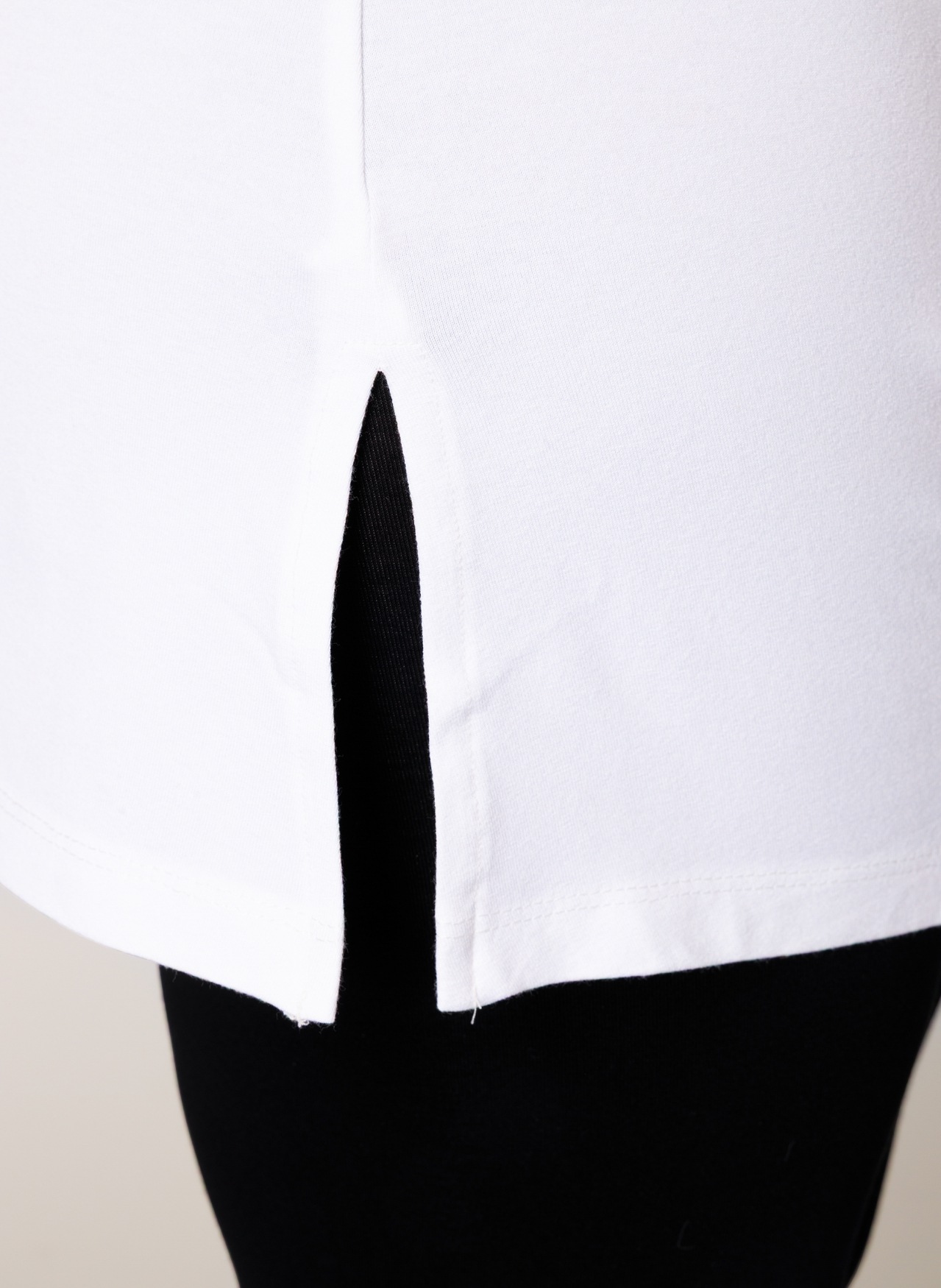 Thumbnail - Base Level Curvy Longshirt "ABBIGALE" ärmellos, seitlich geschlitzt