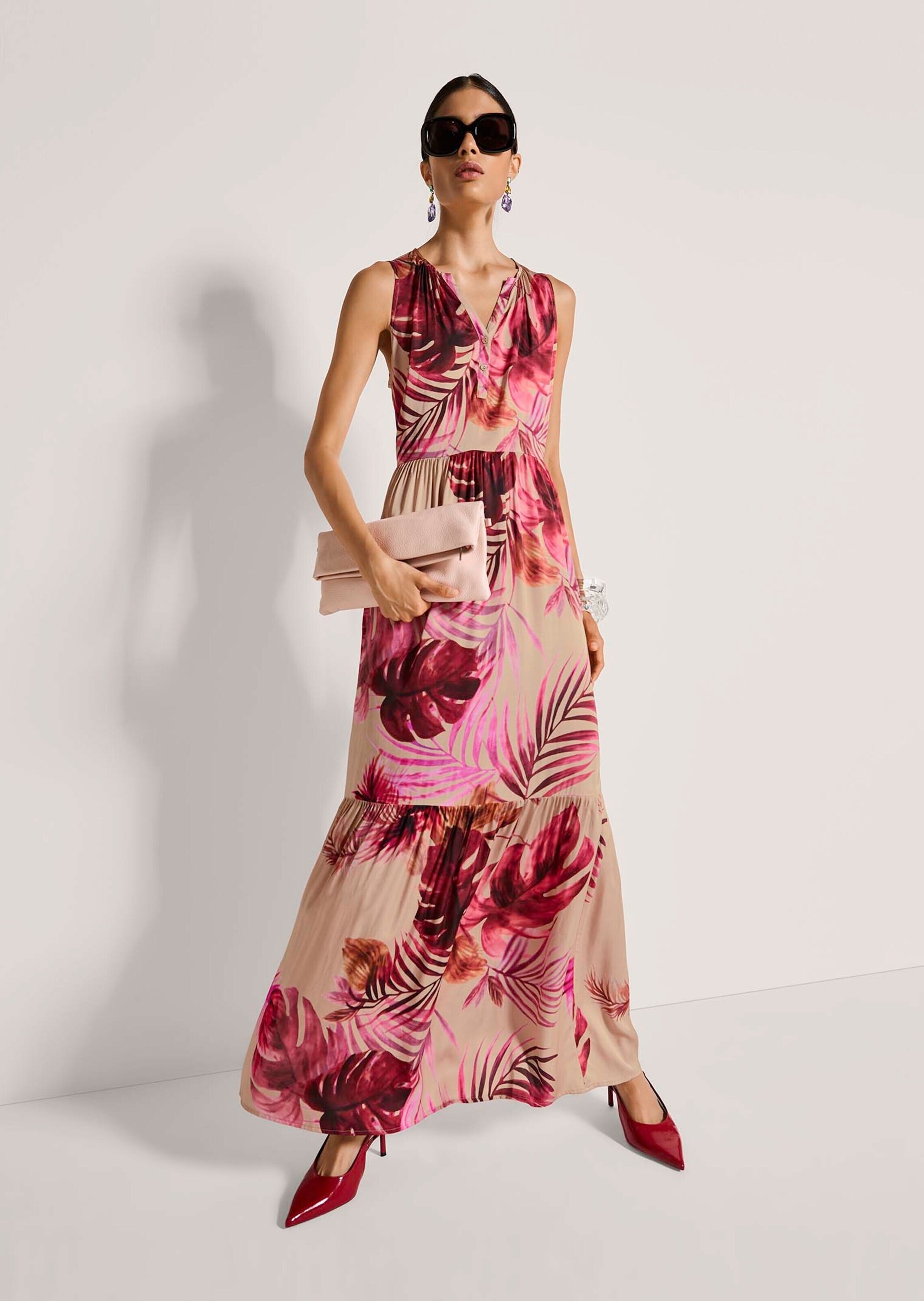 MADELEINE Midikleid »Sommerkleid Maxikleid mit floralem Print« Nahttasche Kleid mit Rundhalsausschnitt mit V-Blende und 2 Knöpfen, Rock in Stufen und Falten