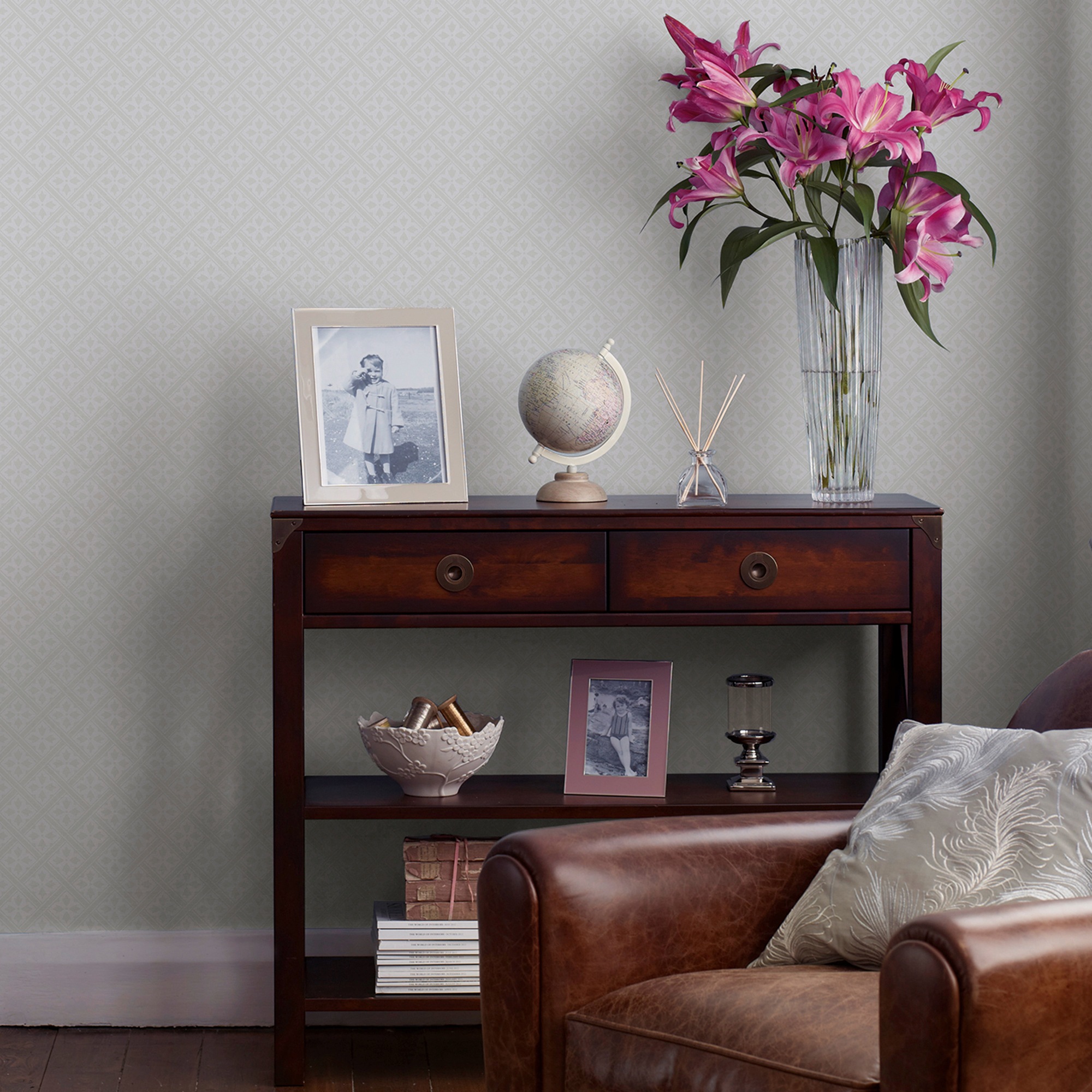 Papier peint à peindre géométrique 10m x 52cm – Raccord droit 6cm – Résistant à la lumière – Entretien facile avec éponge humide – Laura Ashley