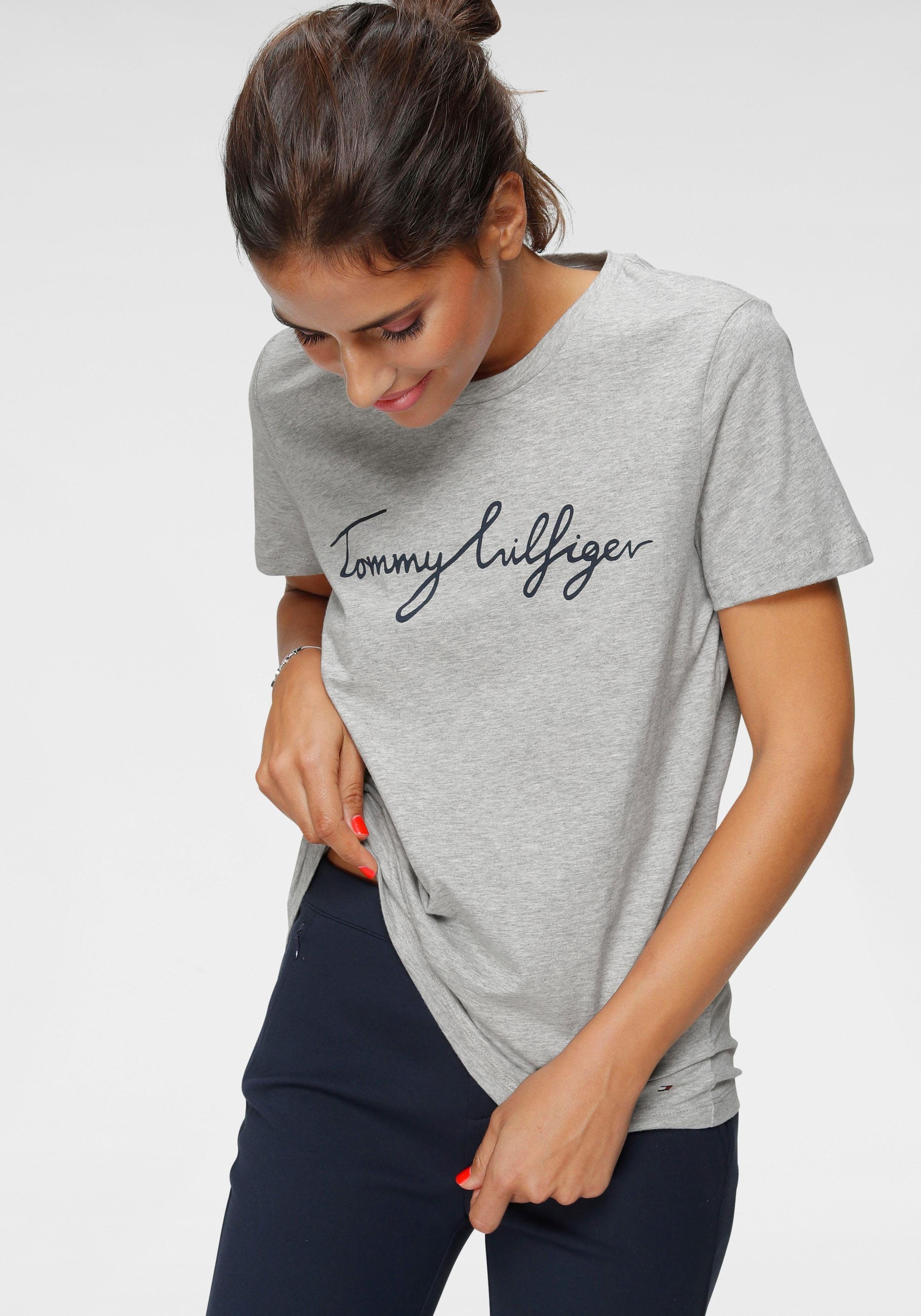 Tommy Hilfiger T-Shirt »HERITAGE Tommy Saum mit Logo-Flag CREW für am Script GRAPHIC Logo-Schriftzug NECK BAUR bestellen & Hilfiger | TEE«
