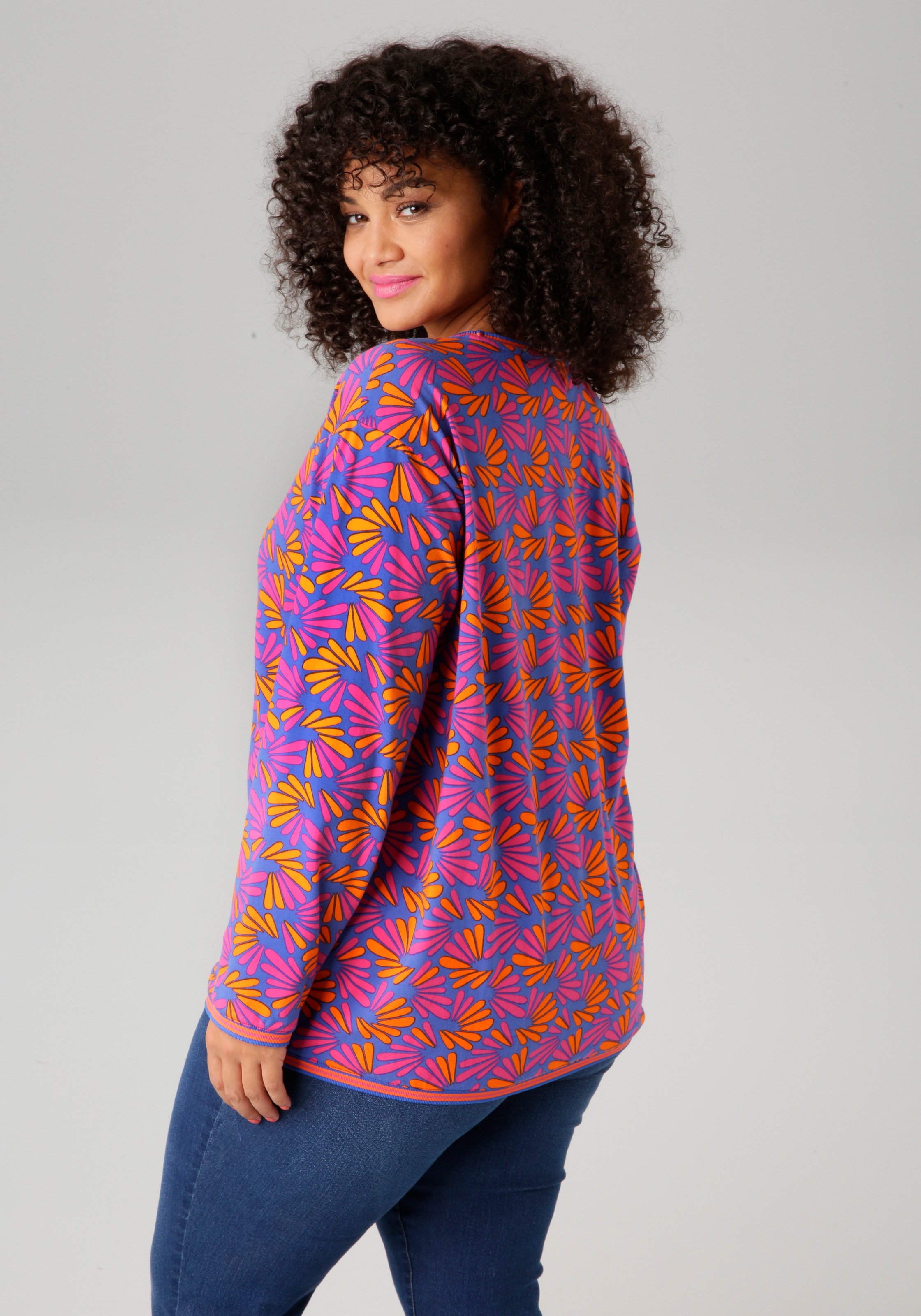 Aniston PLUS Sweatshirt, mit farbenfrohen, grafischen Druck - günstig online kaufen