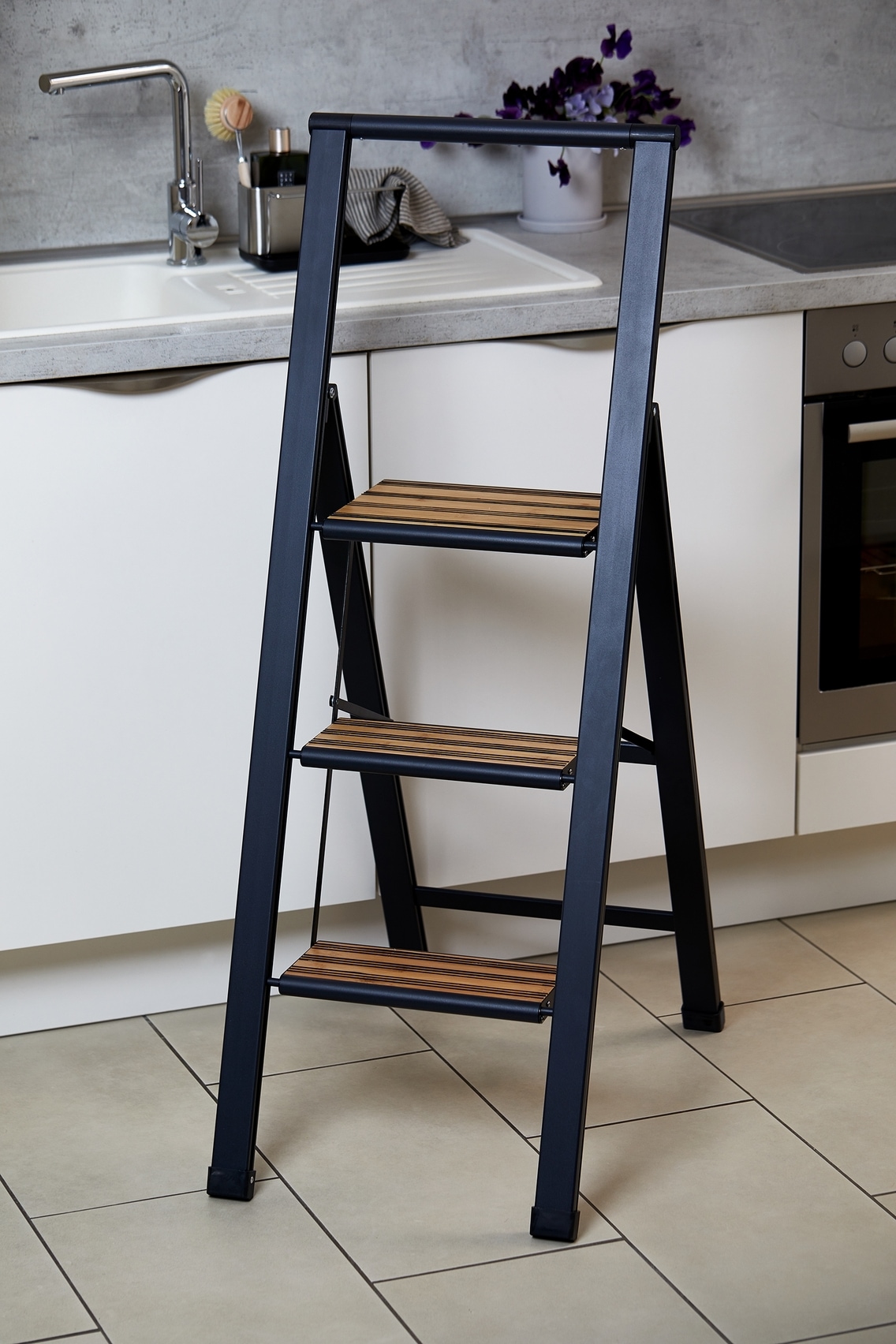 WENKO Trittleiter »Modell Alu-Design«, rutschsichere XXL-Stufen, robustes Aluminium in Kombination mit Bambus