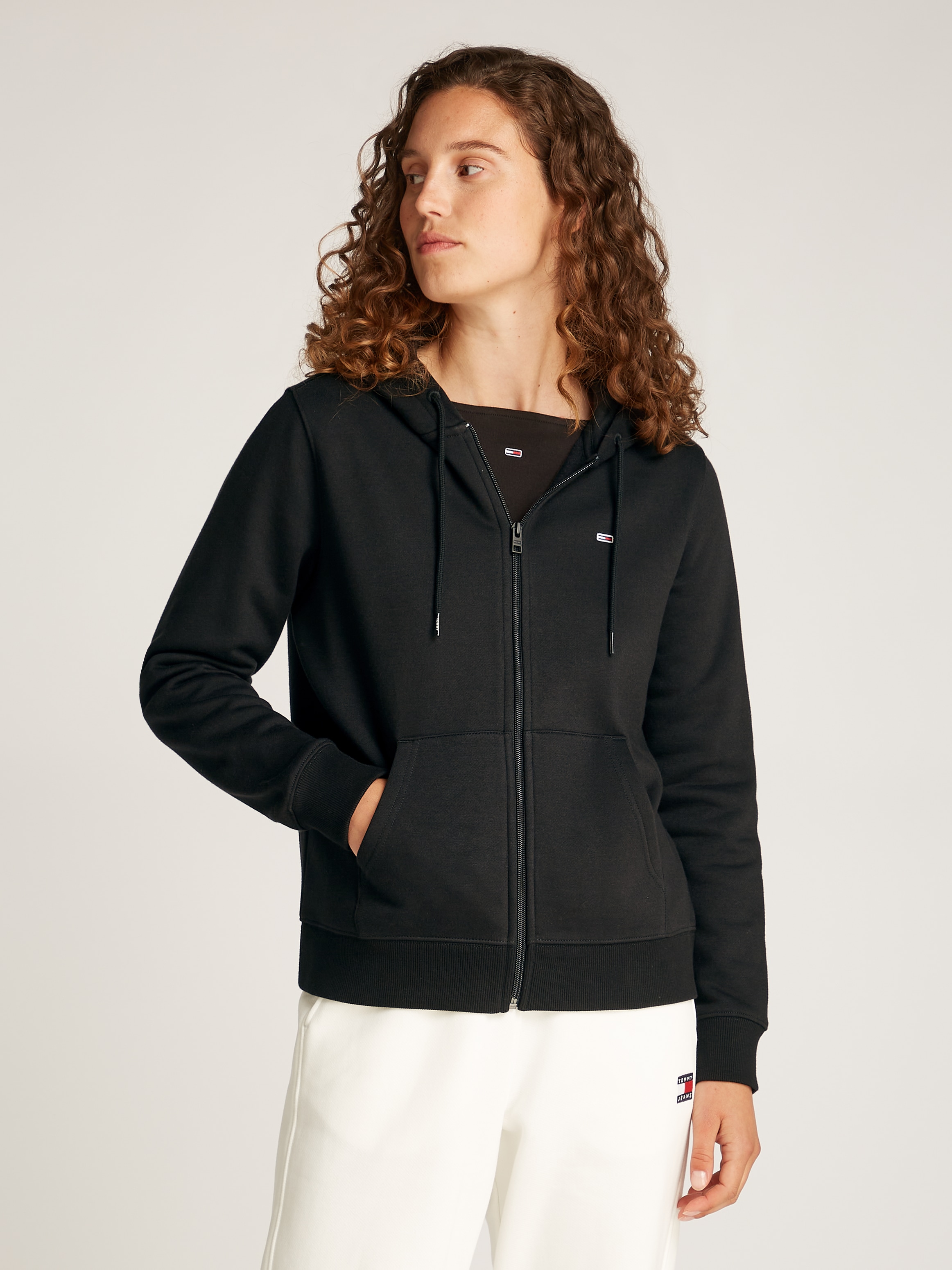 Tommy Jeans Sweatjacke »TJW REG S FLAG ZIP THRU«, mit Logostickerei