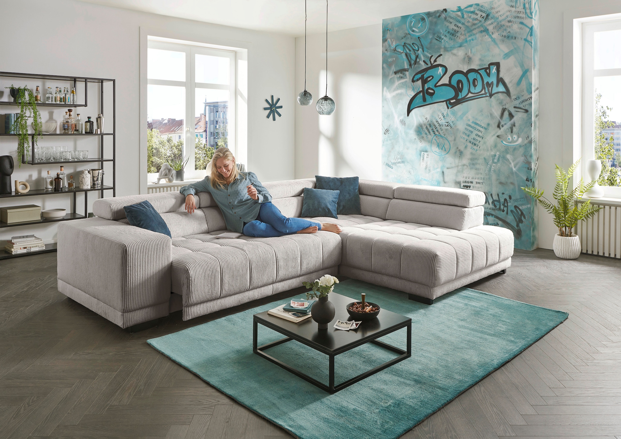 Die PlanBar Ecksofa "MP-IN15053 L-Form breiter Schenkel" wahlweise mit Kopfteilverstellung und manueller Vorziehbank