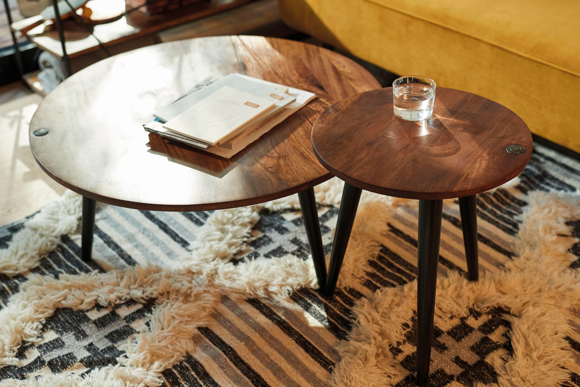 TOM TAILOR HOME Couchtisch »T-WOOD TABLE LARGE«, Beistelltisch mit Knopfdetail, dunkles Mangoholz und schwarze Beine