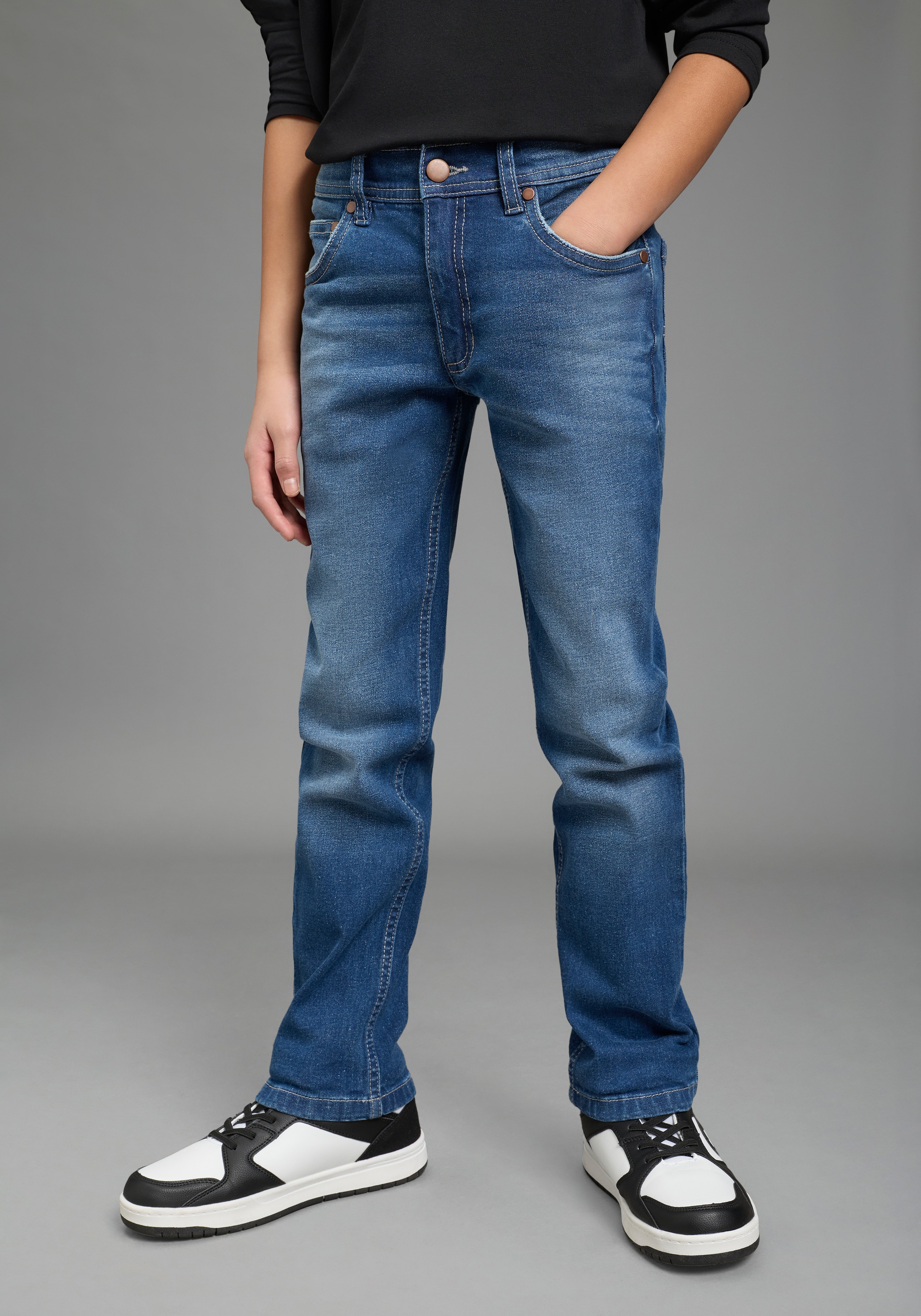 KIDSWORLD Regular-fit-Jeans "Basic Jeans für Jungen" gerader Beinverlauf, langer Schnitt, normaler Bund
