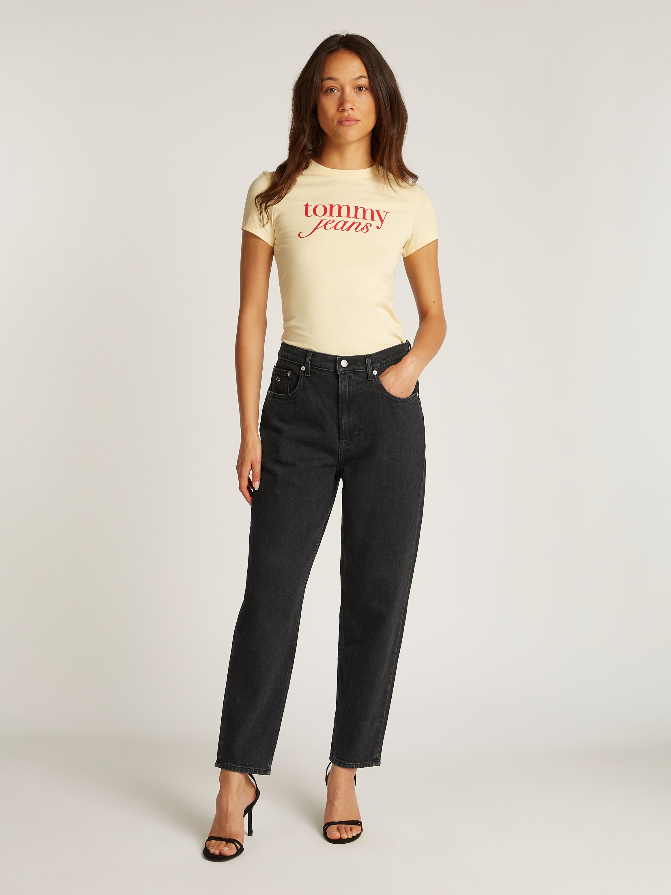 Tommy Jeans Mom-Jeans »High waist - Mom-Jeans Tapered«, mit Logo-Stickereien, in knöchelfreier Länge