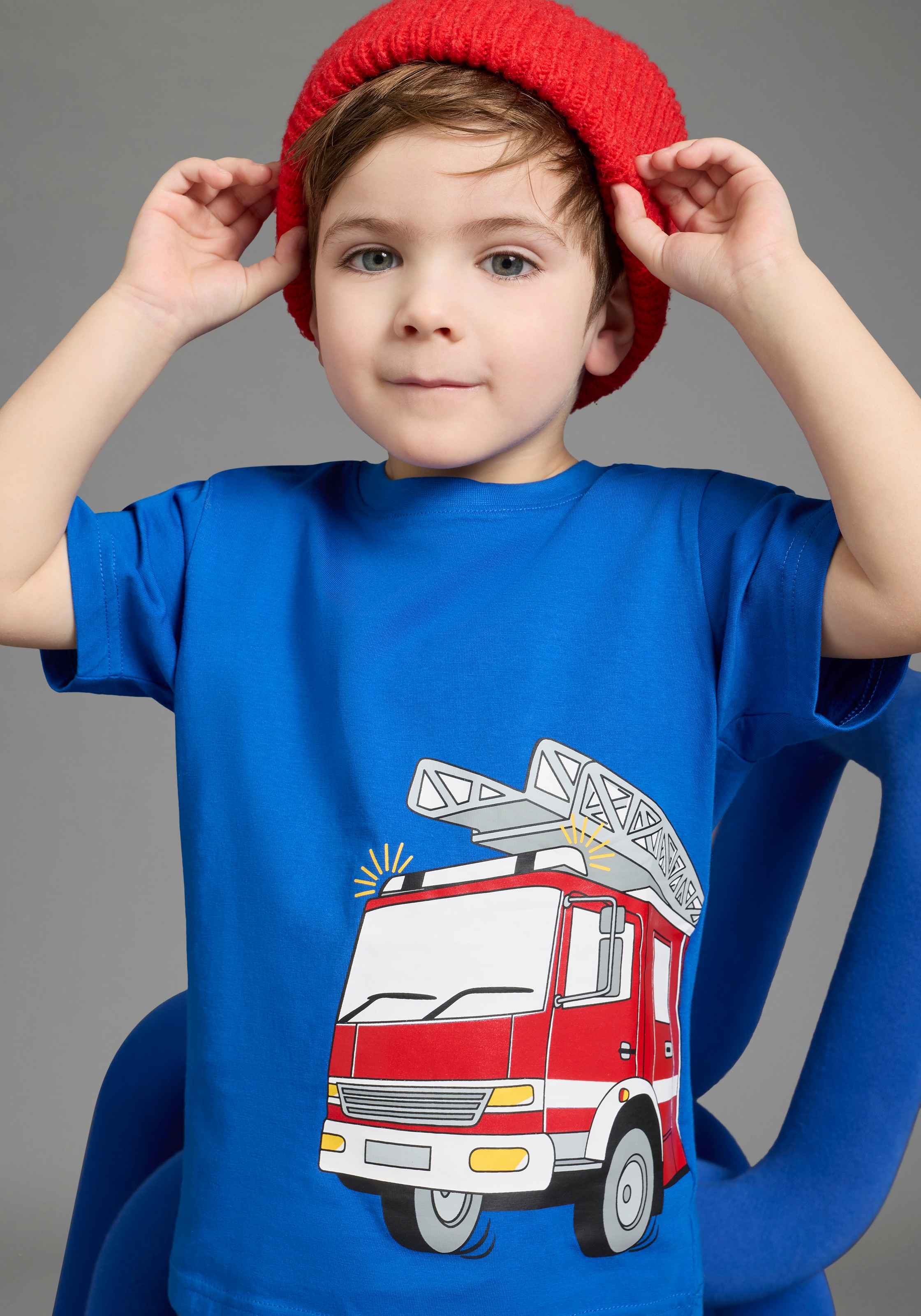 Thumbnail - KIDSWORLD T-Shirt "T-Shirt mit Feuerwehr Folienprint" für Jungen, Kurzarm, mit Glitterdruck, Basic Passform
