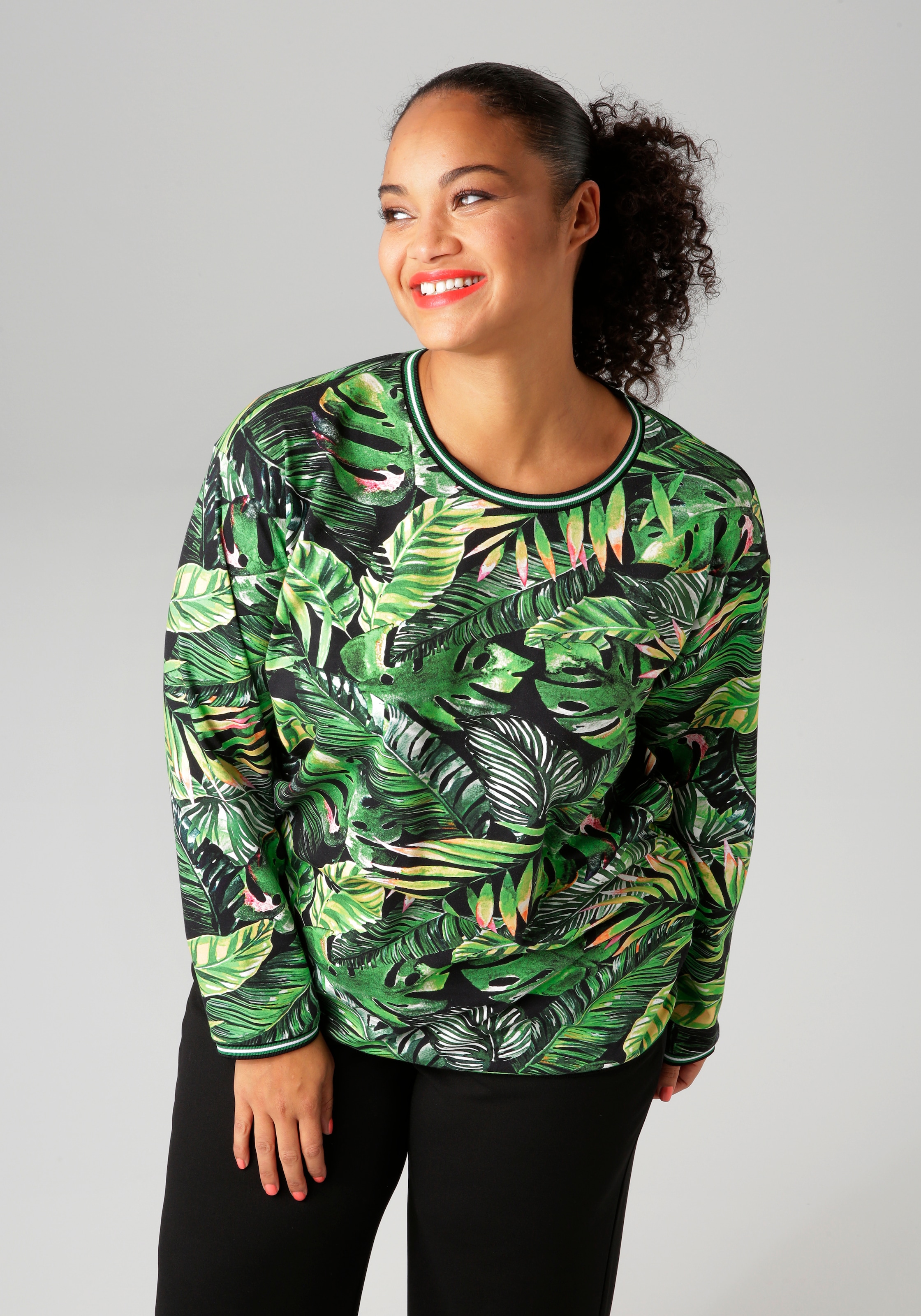 Aniston PLUS Sweatshirt, mit farbenfrohen, tropischen Blättern bedruckt günstig online kaufen