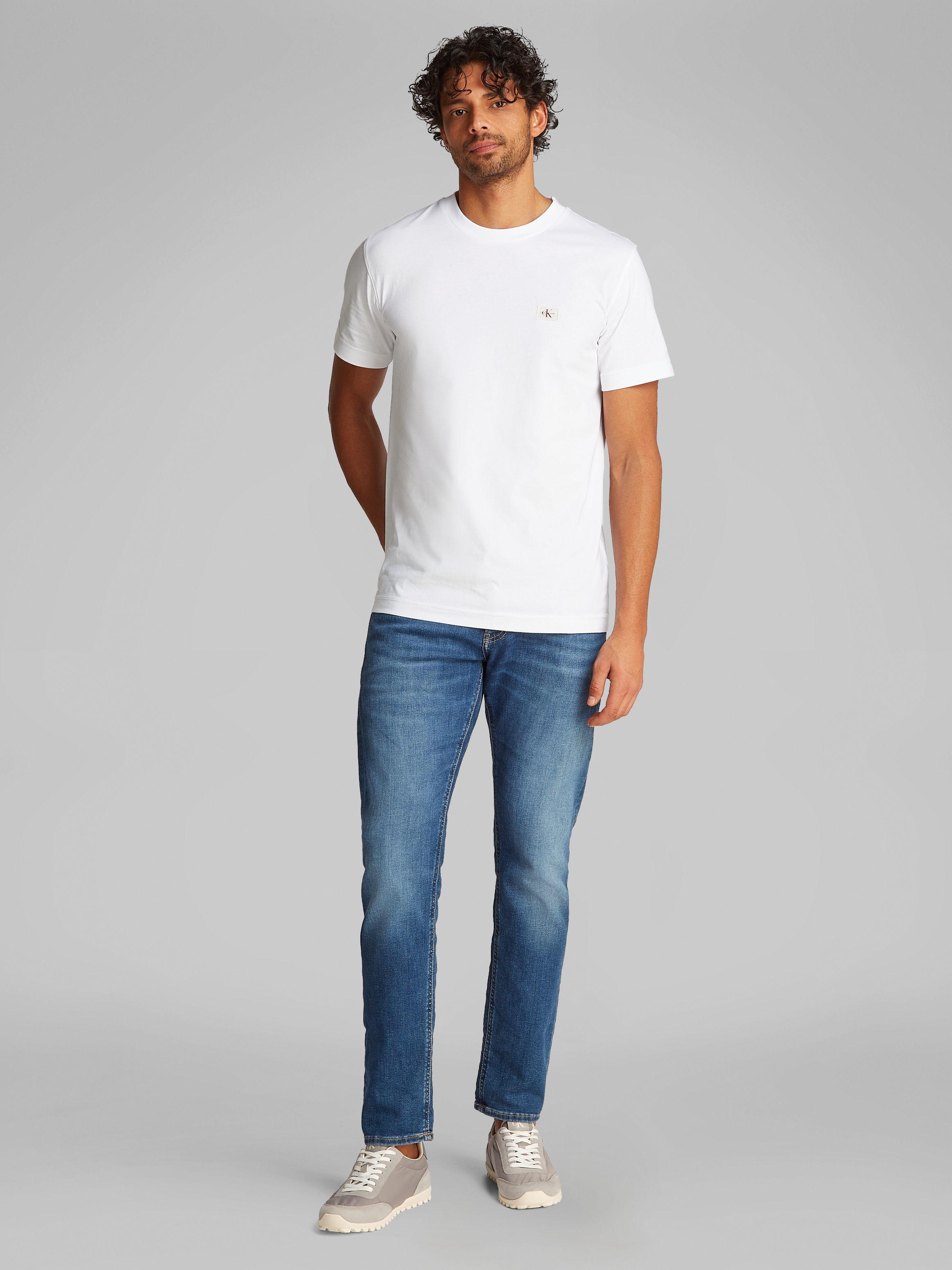Calvin Klein Jeans Rundhalsshirt »WOVEN LABEL REGULAR TEE«, Logostickerei