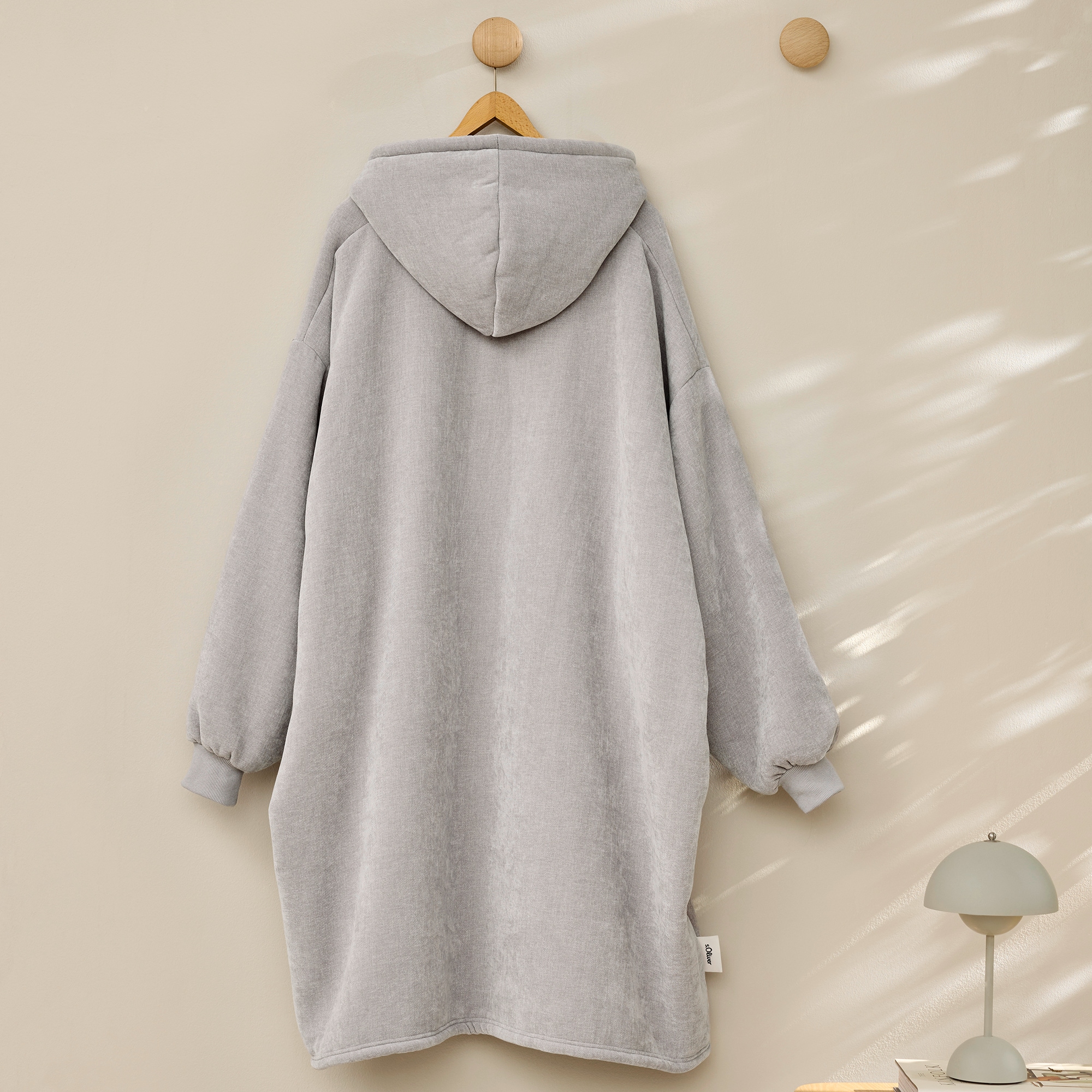 s.Oliver Wohndecke »s.Oliver Lounge Hoodie« mit Kapuze, Ärmeln und Tasche