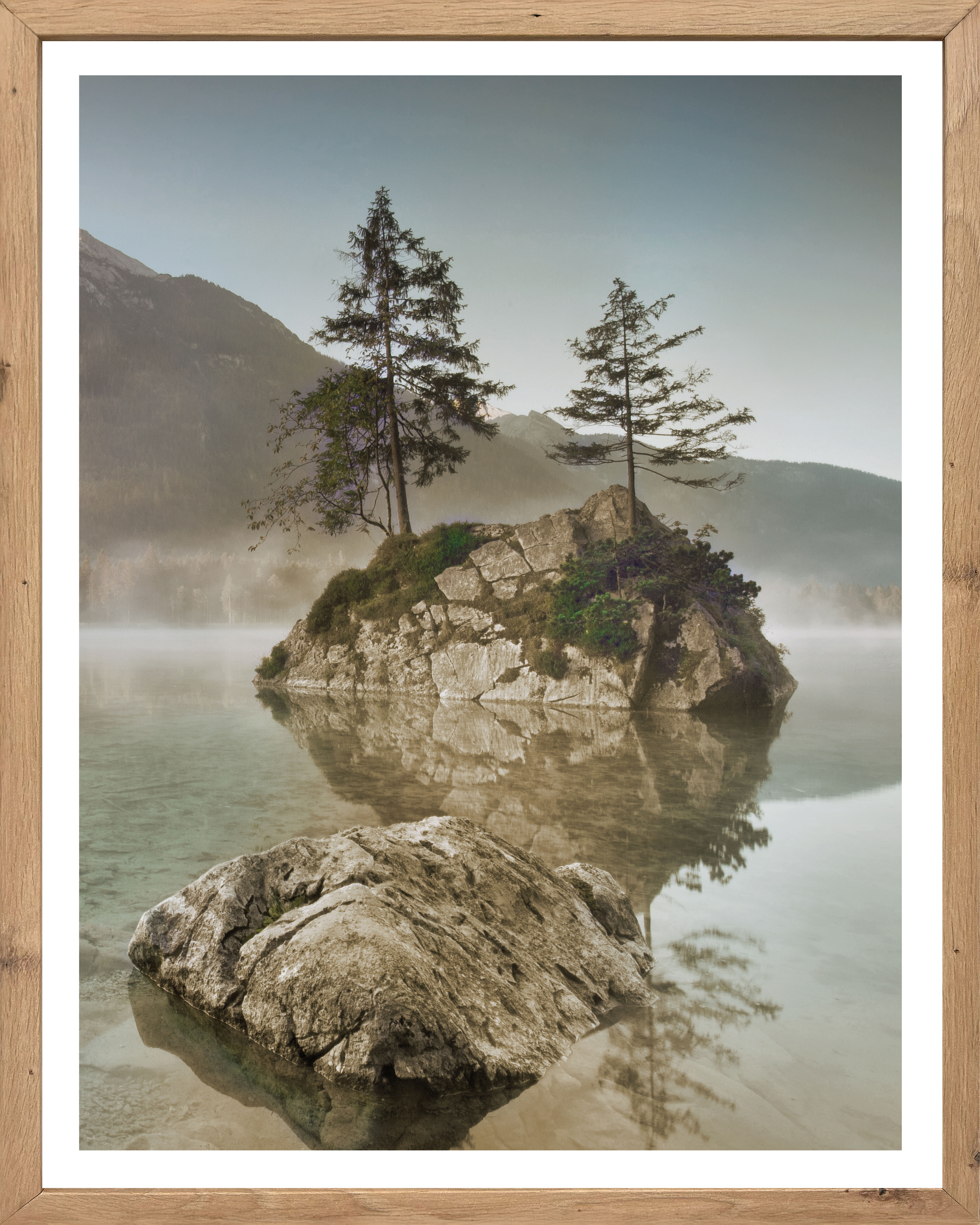 Bönninghoff Bild mit Rahmen "Wandbild gerahmt INSEL IM SEE 40x50 cm – Natur Wandbild beruhigend" Bäume Felsen Landschaft Natur See Seebilder 1 Stk. tlg. mit dekorativem Rahmen