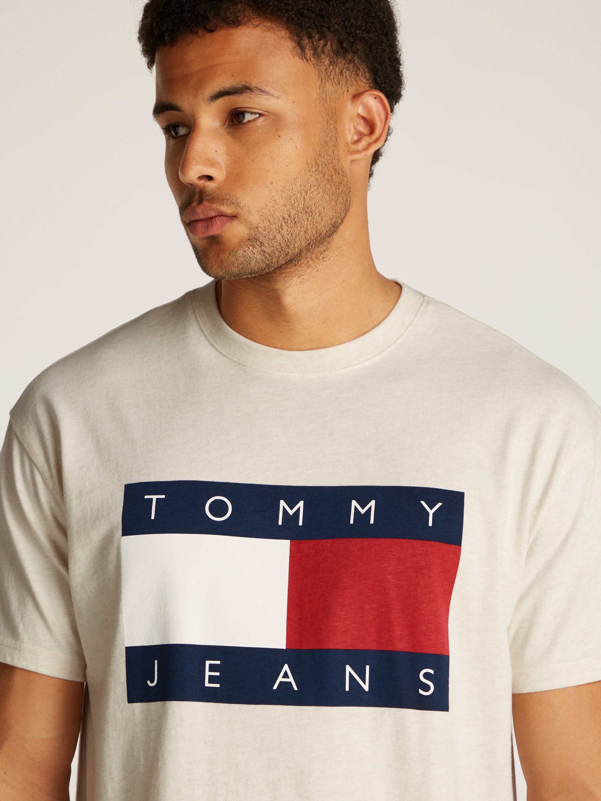 Tommy Jeans T-Shirt »TJM RLX MELANGE BIG FLAG TEE«, mit großem Logo