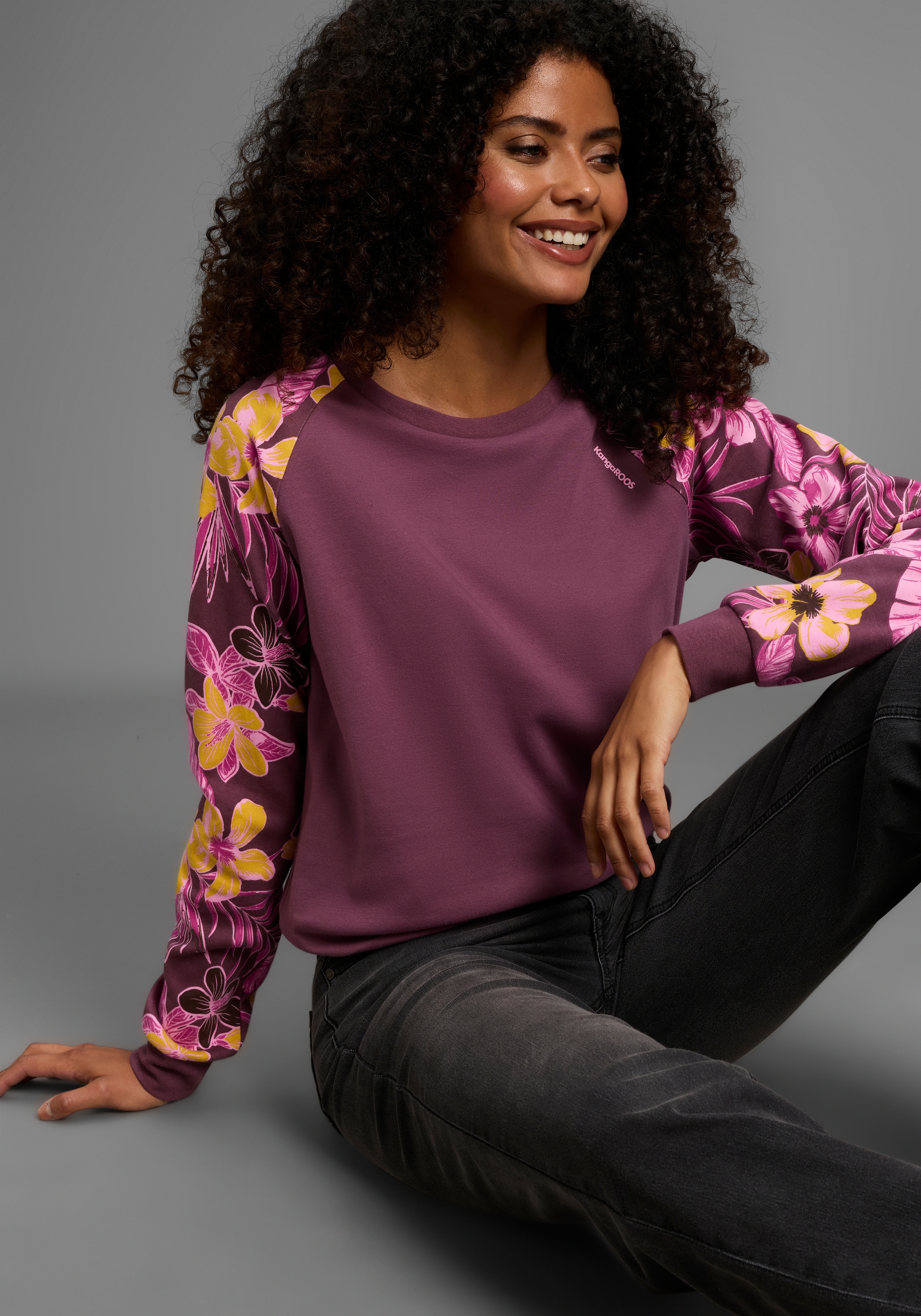 KangaROOS Sweatshirt, Ärmel mit Blumendruck