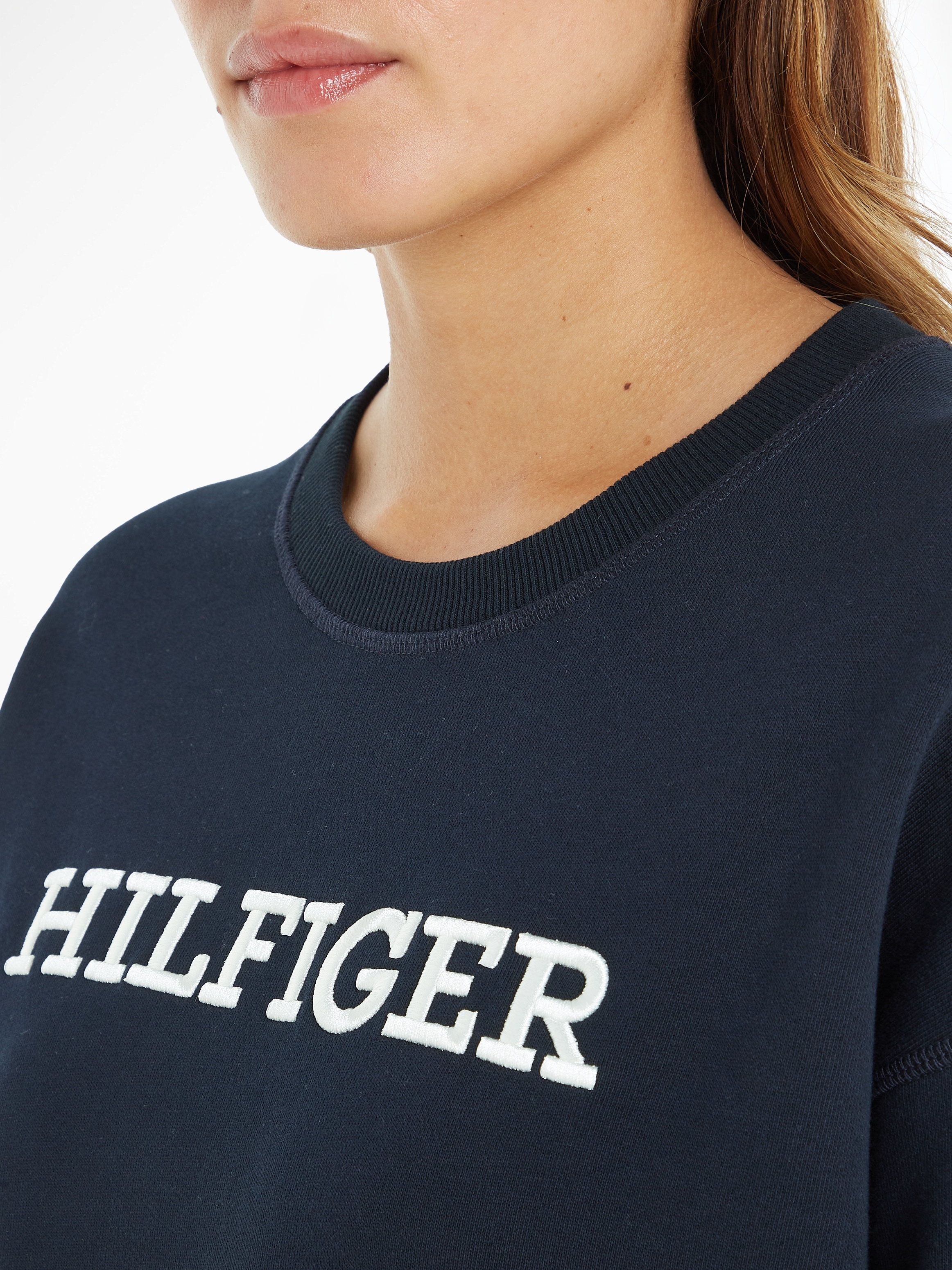 Tommy Hilfiger Sweatshirt markanter Hilfiger Logo-Stickerei SWEATSHIRT«, »REG | BAUR bestellen MONOTYPE mit EMB