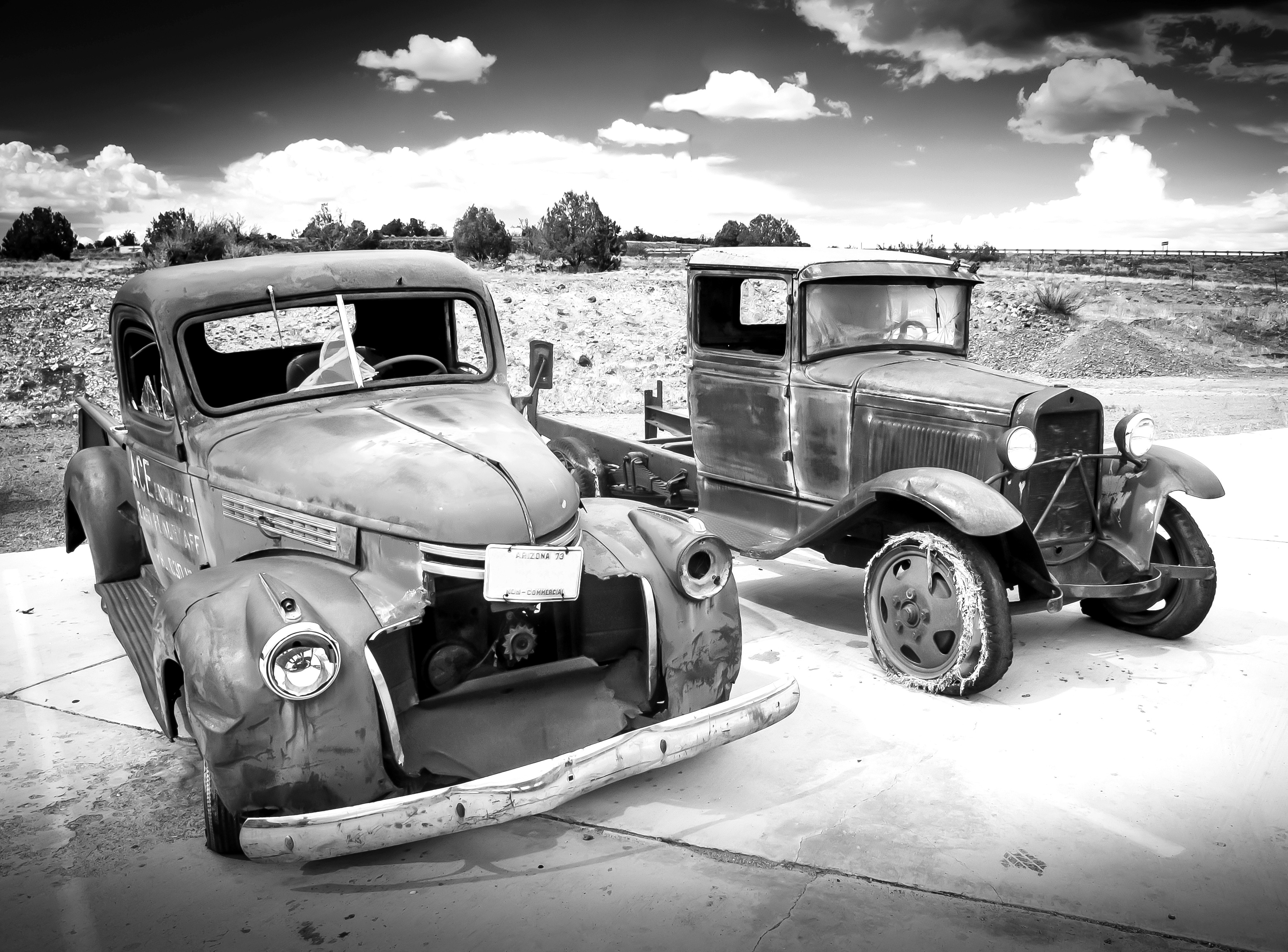 Papermoon Fototapete "Autowracks Schwarz & Weiß"
