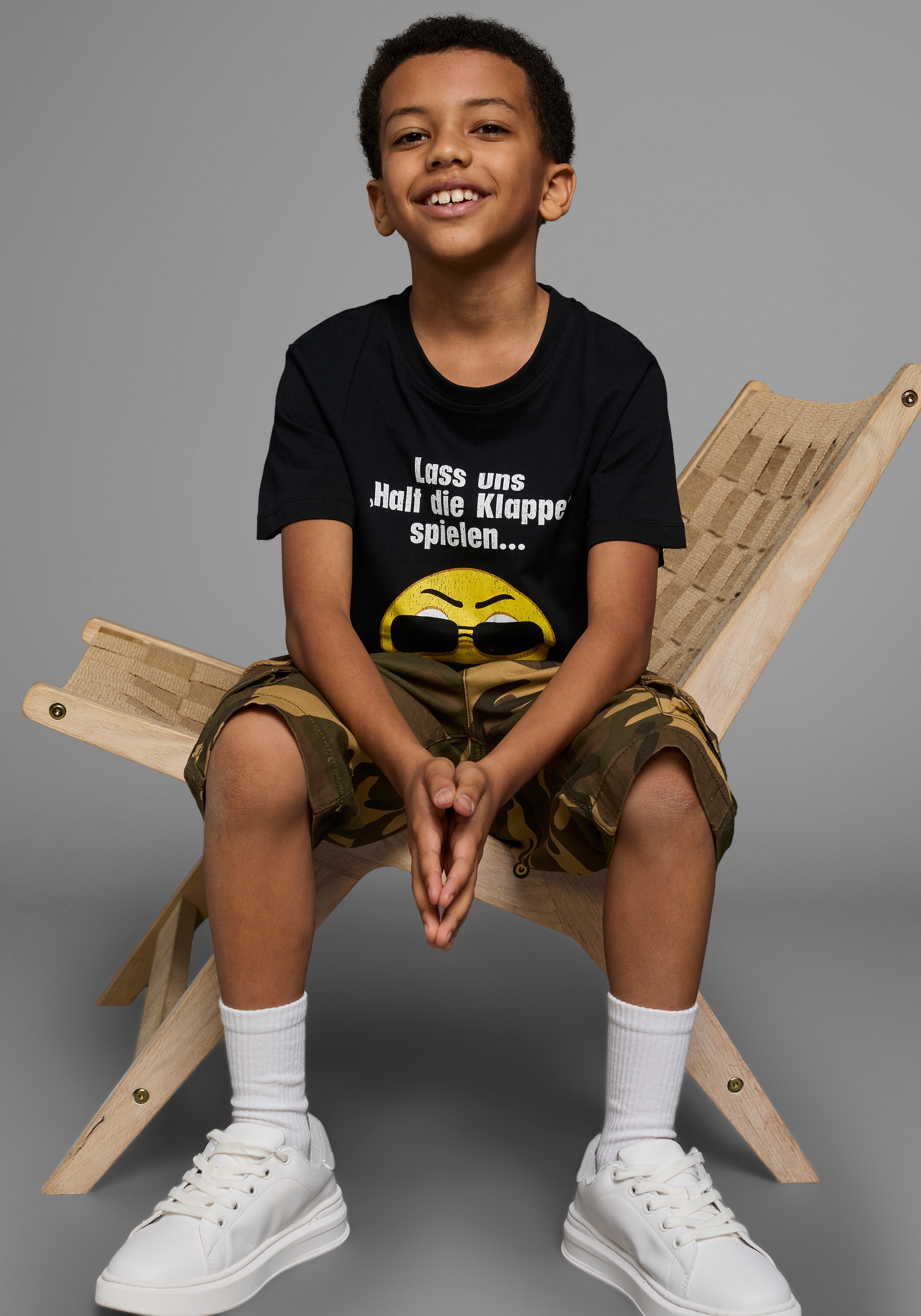 KIDSWORLD T-Shirt »Mit Spruch: LASS UNS: HALT DIE KLAPPEN! SPIELEN«, Kurzarm, Basic-Passform, mit trendigen Statements und Sprüchen