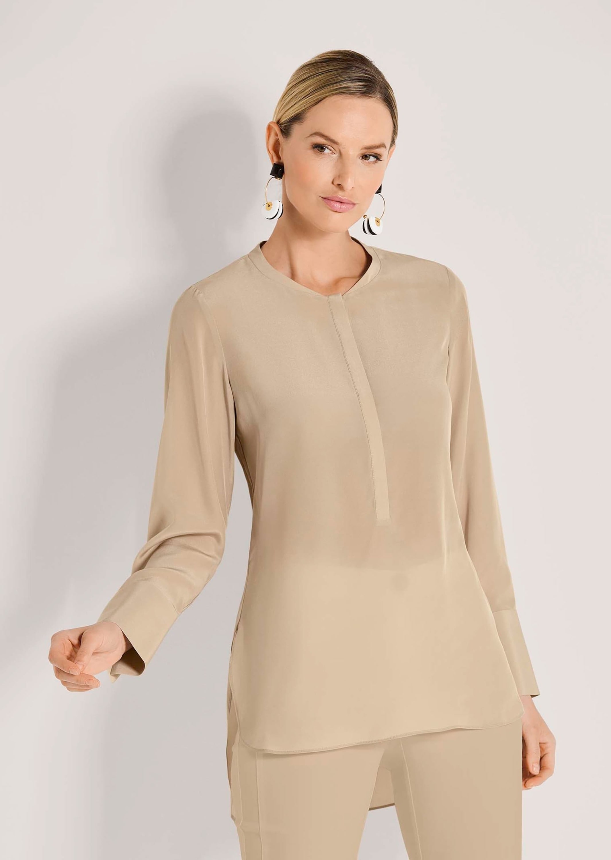 MADELEINE Hemdbluse »Bluse Lange Seidenbluse in kragenloser Form«