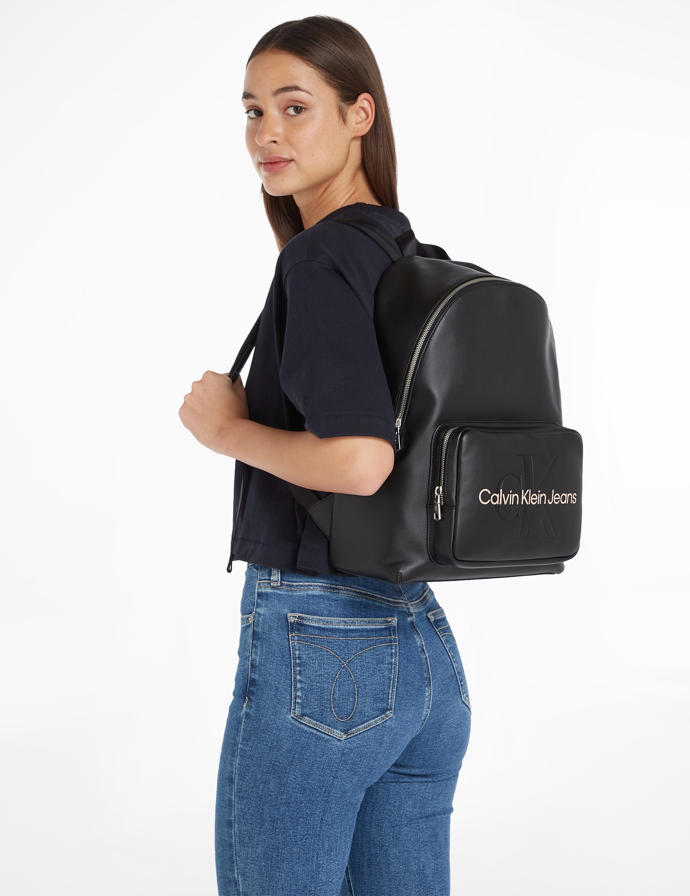 Calvin Klein Jeans für | kaufen vorne mit Cityrucksack BAUR BP40 großflächigem MONO«, »SCULPTED Markenlogo