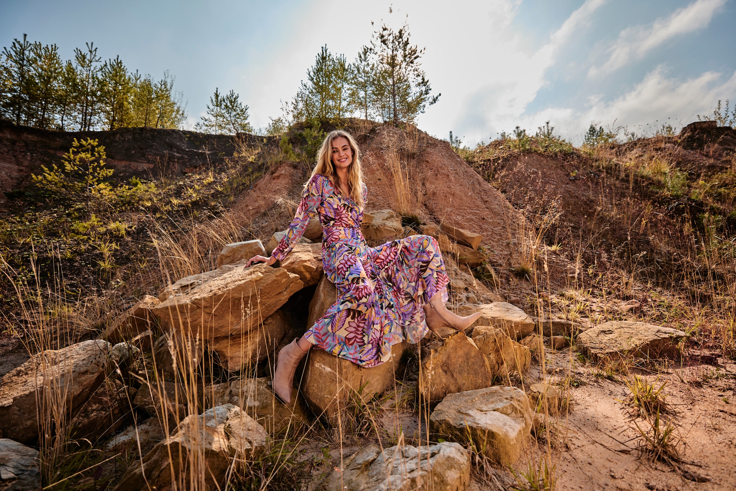 Aniston CASUAL Wickelkleid, mit farbenfrohen, großflächigen Blättern bedruckt - NEUE KOLLEKTION