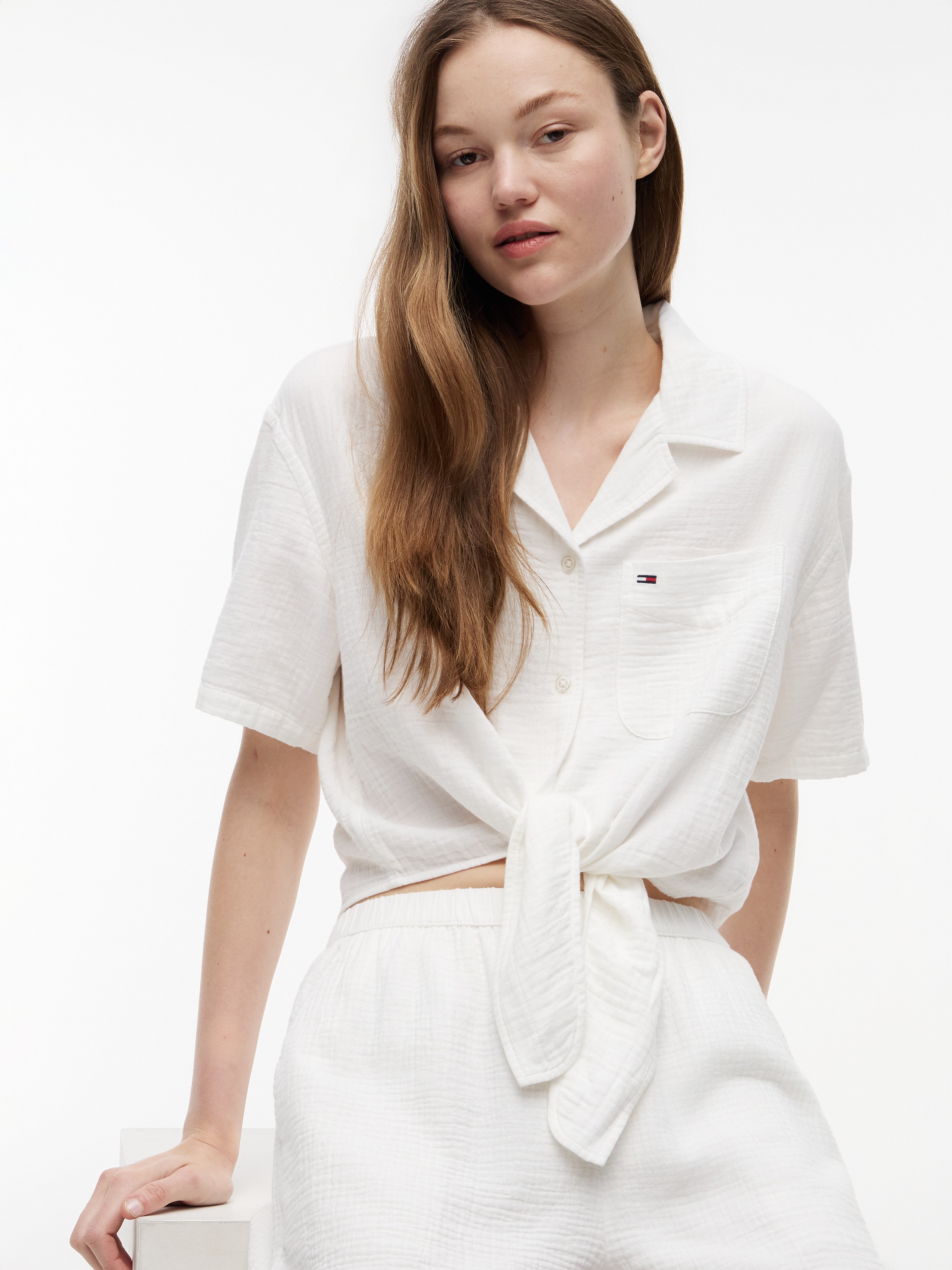 Tommy Jeans Kurzarmbluse »TJW TEXTURED TIE FRONT SS SHIRT« Baumwolle, Brusttasche, Saum zum Knoten