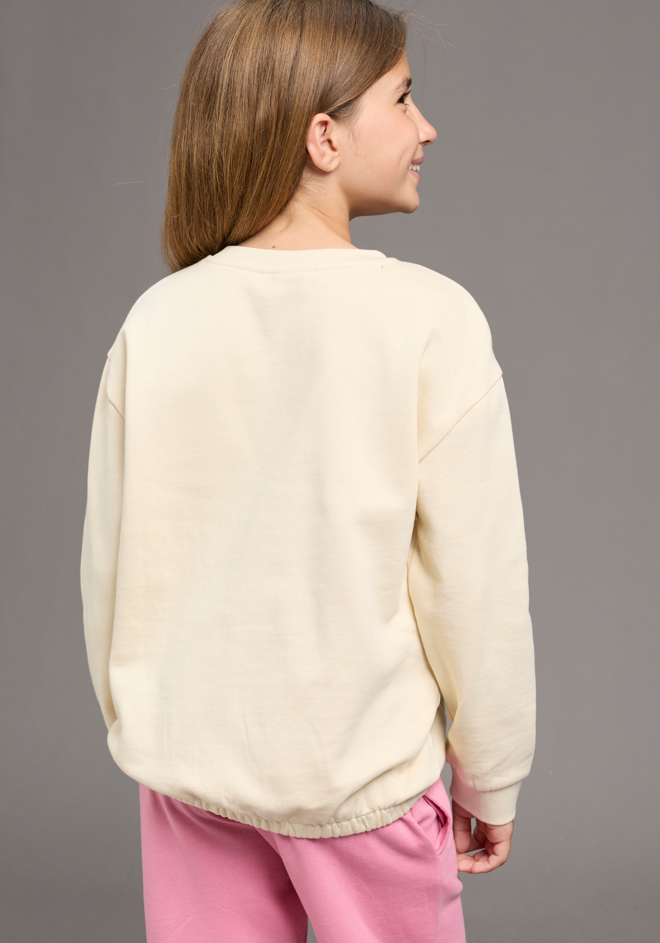 KIDSWORLD Sweatshirt »Modisches Sweatshirt mit Bär-Stickerei«, Sweat mit süßem Bär, kuschelig weich angeraute Qualität
