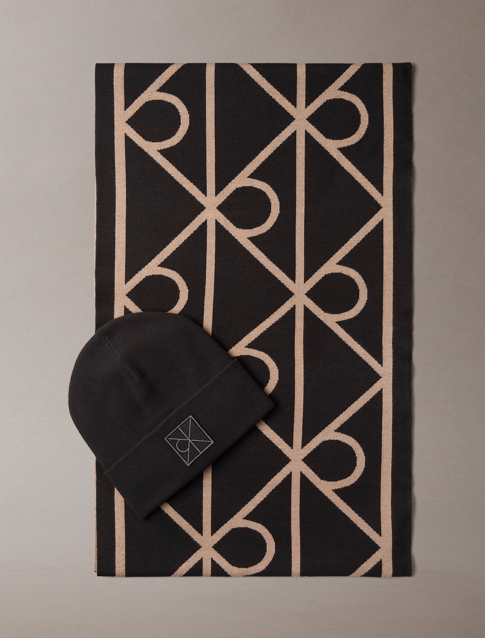 Calvin Klein Strickmütze "EMBLEM BEANIE + AOP SCARF SET" Leicht zu kombinie günstig online kaufen
