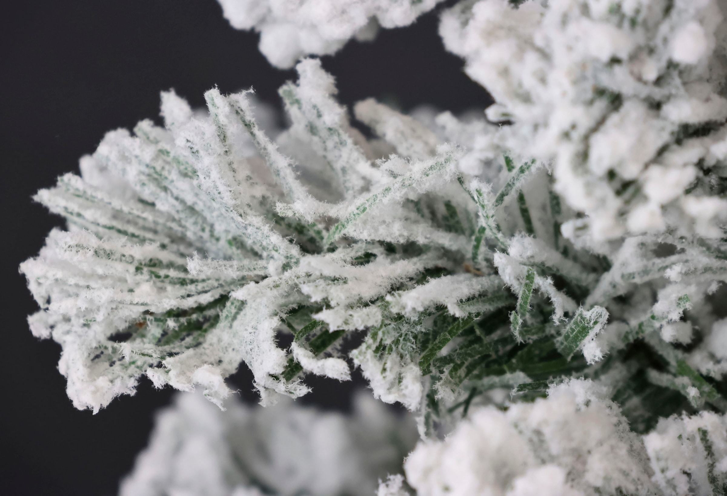 I.GE.A. Dekobaum »Weihnachtsdeko, Weihnachtsbaum«, Tannenbaum auf Holzfuß mit Kunstschnee 38 cm