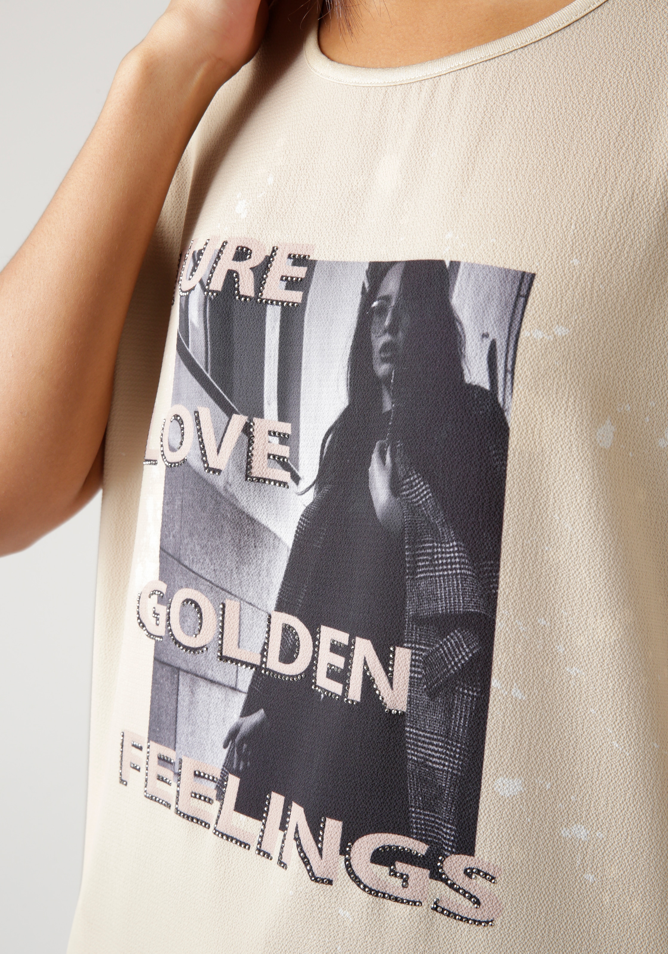 Aniston SELECTED kaufen für und NEUE KOLLEKTION Fotoprint BAUR Shirtbluse, Glitzersteinen | mit 