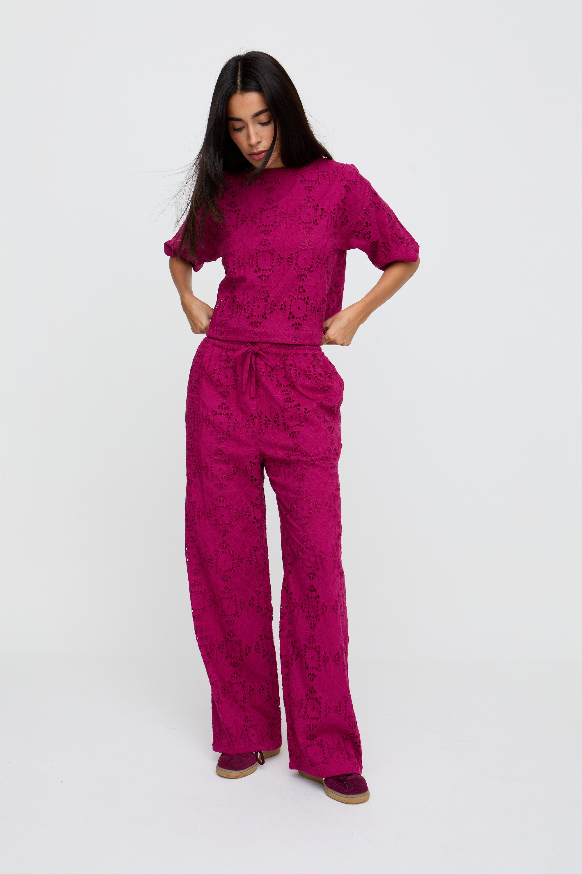 Thumbnail - RAFFYA T-Shirt "Opal Broderie Anglaise Split Open Blouse. Damen"