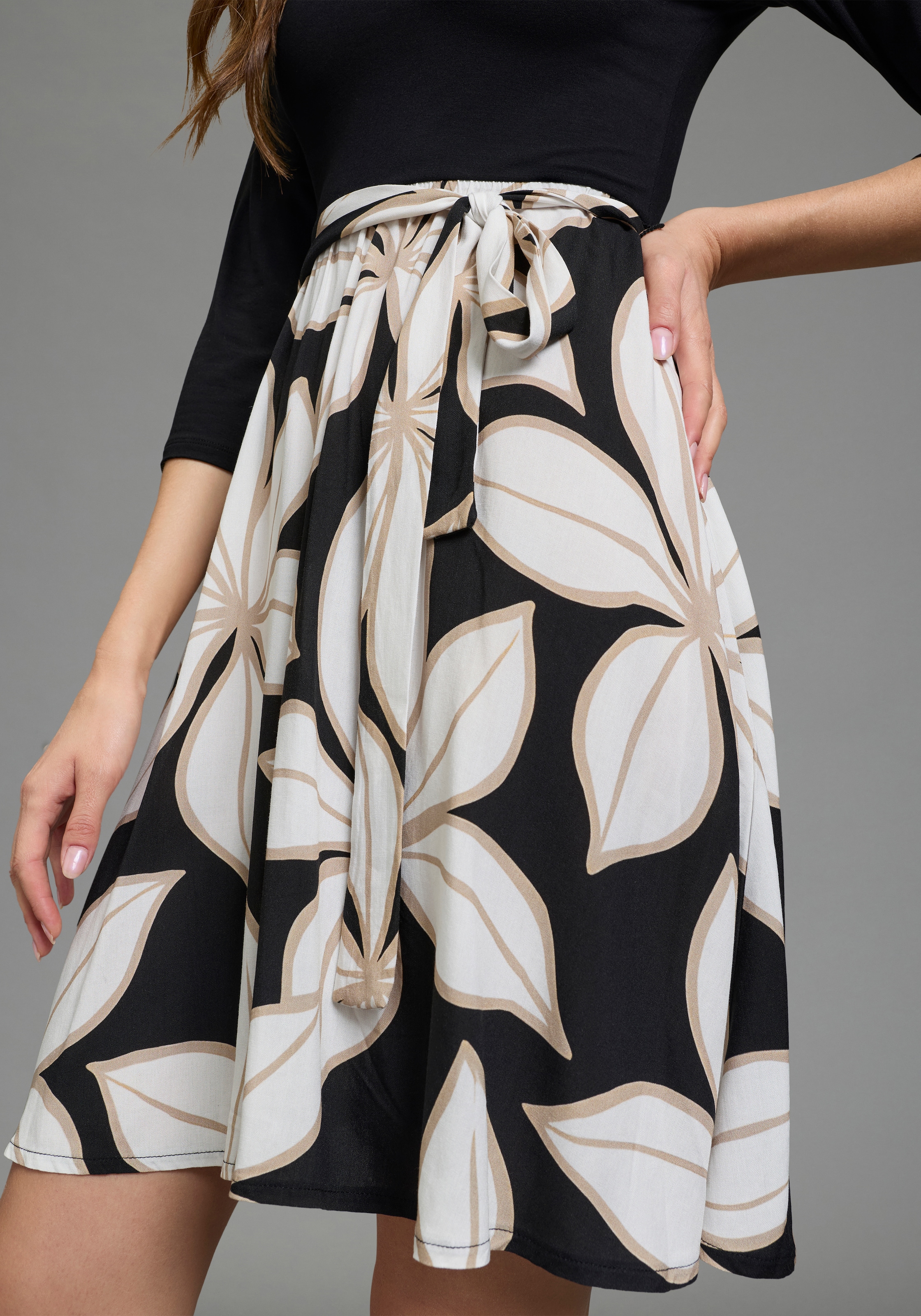 Laura Scott Sommerkleid casual Stil, für entspannte Tage, aus Viskose und Elasthan, geblümt