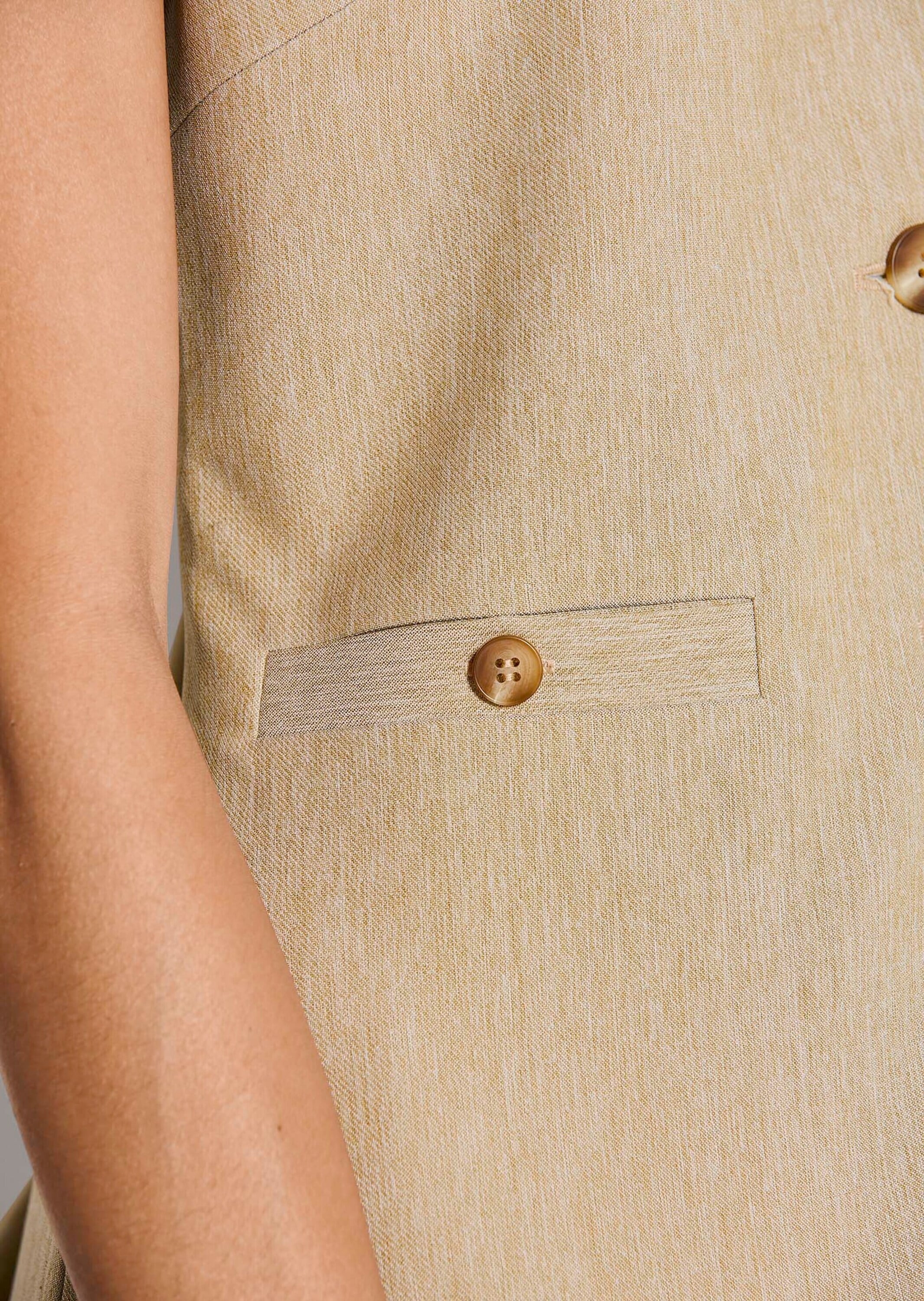 MADELEINE Kurzweste »Weste Leicht gefütterte Damenweste mit V-Ausschnitt« Markante Knopfleiste