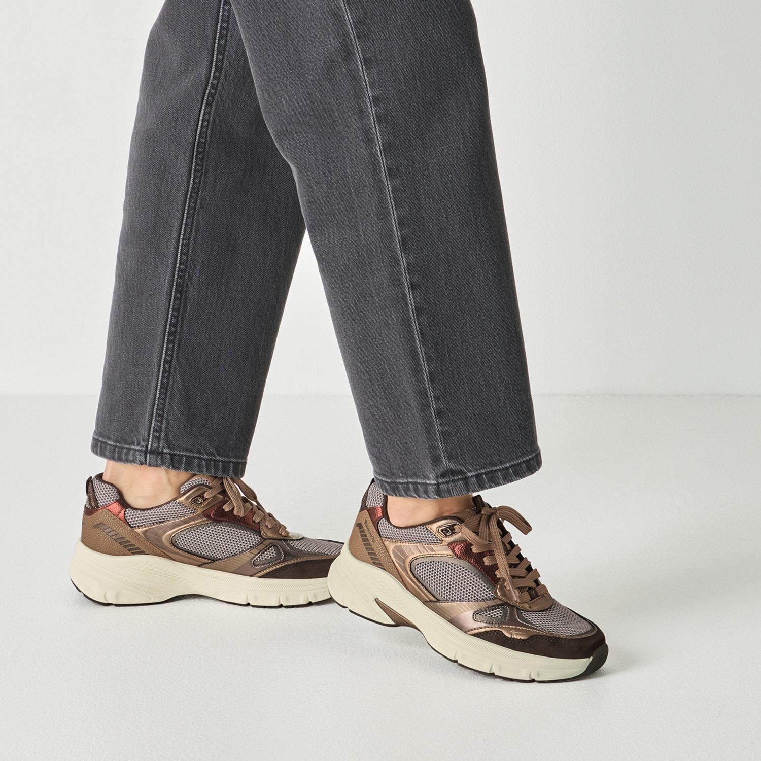 Tamaris Plateausneaker »GREY GLAM«  Freizeitschuh, Halbschuh, Keilsneaker im angesagtem Metallic-Look