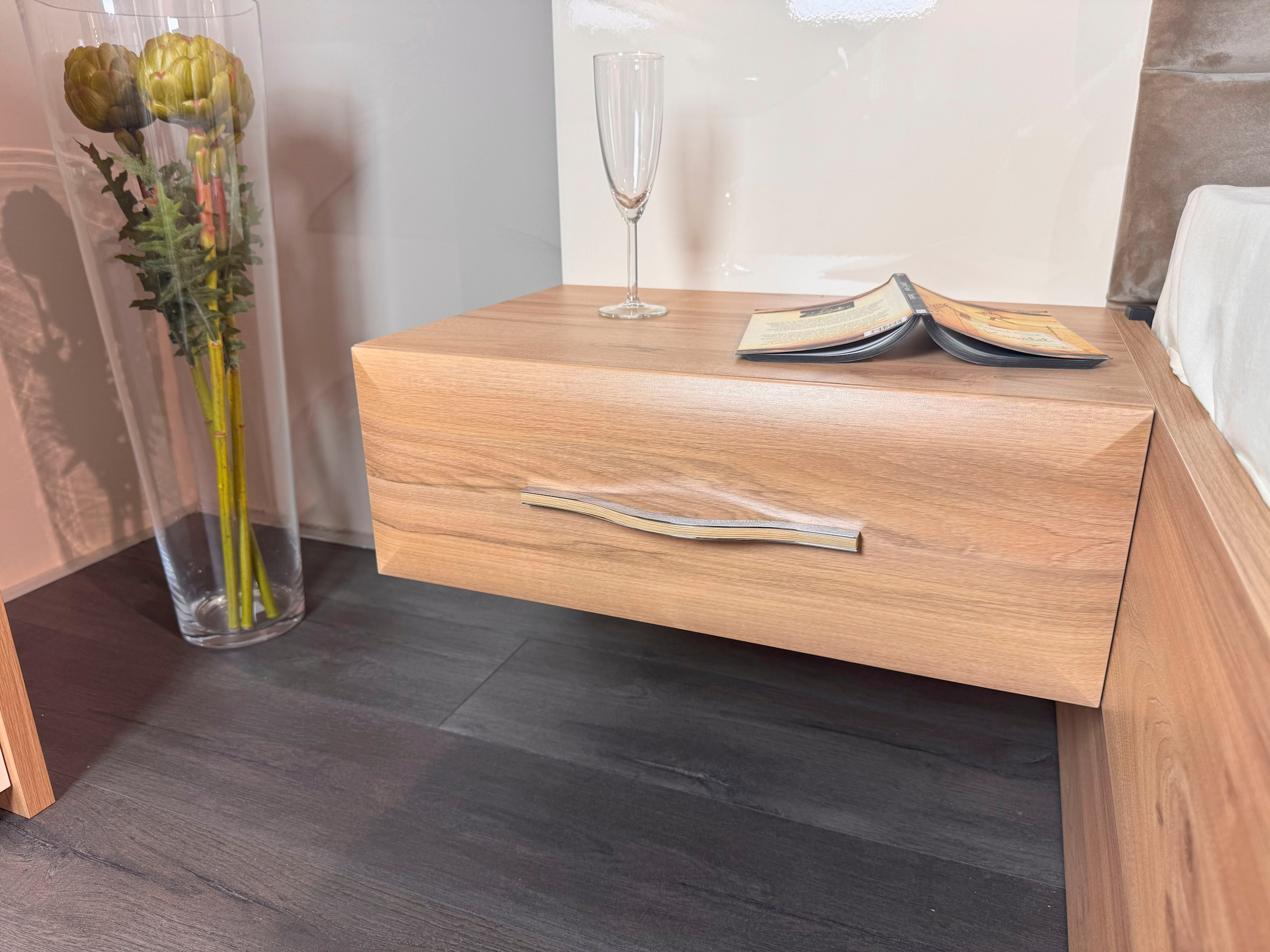 OTTO home Nachtkonsole »Gala, beige hochglänzend UV lackiert und melaminbeschichtet, kratzfest« Schublade mit Soft-Close-Funktion, 56x47x100cm (BxTxH),  mit Beleuchtung,wahlweise rechte oder linke Bedienung,FSC-zertifiziert